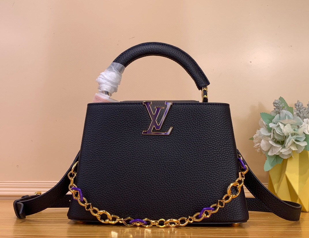 NO:575130,Top original order [CAUCINES bb handbag] m14971 blue/floral water chestnut chain m14972 pink purple/floral water chestnut chain Caucines bb Sj handbag is named after the Paris street where Louis Vuitton first opened its store in 1854. This time it is newly added to the Harmony series. The Monogram flower chain, which is like jewelry, elegantly lights up the Taurillon  The cowhide leather bag body and ample interior can easily store short wallets, keys, lipstick and other daily necessities. Dimensions 17.3 x 9 x 27 cm 110121250 (height x width x length),,louis vuitton,cowhide19860909顶级原单【CAUCINES bb手袋】 m14971 蓝色/ 花卉菱角链条 m14972 粉紫色/ 花卉菱角链条 Caucines bb Sj手袋以 1854 年路易威登初次开设门店的巴黎街道命名,此次焕新加入 Harmony 系列.灿若珠宝的 Monogram 花卉链条优雅点亮 Taurillon 牛皮革包身,充裕内里可轻松收纳短款钱夹、钥匙、口红等日常所需. 尺寸17.3 x 9 x 27 厘米 110121250 (高 x 宽 x 长度),,louis vuitton,cowhide,Bag