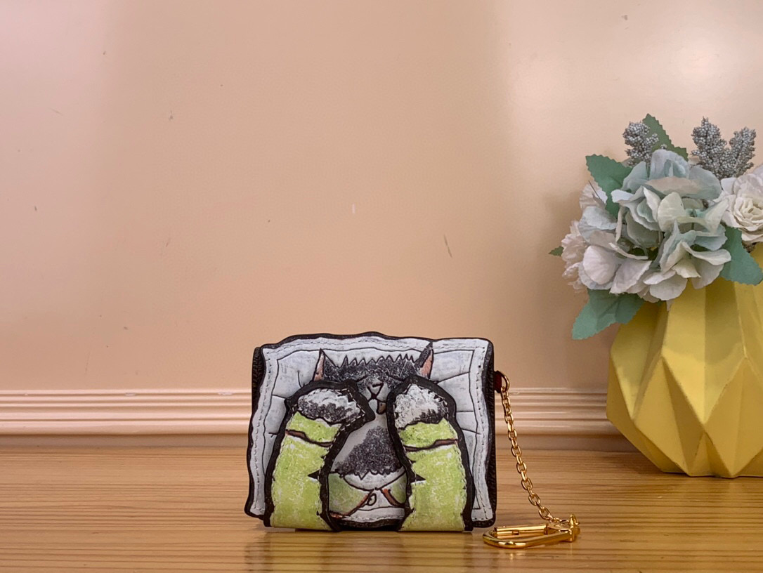 NO:581691,Top original item [awket wallet] M25732 presbyopia with burgundy/cat. Made of cow leather and canvas, the classic Monogram Ms pattern is integrated with Coddington's hand-drawn cat illustration pattern, which cleverly expresses the identity of LV Travels Wth Grace Coddington series. The card compartment and metal parts are fully functional and the hook buckle can be fixed on other accessories. Size 8x10.5x1 cm. 3113840, Louis  vuitton,wallets,cowhide19860909顶级原单【awket钱包】M25732 老花拼酒红/猫咪  取材牛皮革和帆布,为经典Monogram Ms图案融入 Coddington手绘的猫咪插画图案,巧妙道出LV Travels Wth Grace Coddington系列身 份.卡片夹层和金属件完善功能考量,钩扣可固定于其他配饰之上. 尺寸8x10.5x1厘米.3113840,,louis vuitton,wallets,cowhide,Bag