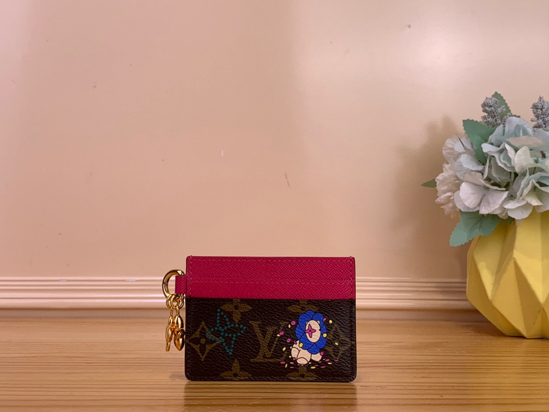 NO:575146,Top original order [LV CHARMS Card Holder] m15324 Presbyopia/Blue (Christmas) m15332 Presbyopia/Rose Red (Christmas) Louis Vuitton mascot Vivienne Ms appears in the illustrations and turns into exquisite hanging ornaments, adding a touch of warmth to this LV Charms card holder. Iconic Monogram canvas with contrasting leather trim and LV Flower decoration, with multiple card slots. Size 7.3 x 0.3 x  10.2 cm.1812025 (height x width x length),,louis vuitton,louis vuitton19860909顶级原单【LV CHARMS 卡夹】 m15324 老花/蓝色（圣诞） m15332 老花/玫红（圣诞） 路易威登吉祥物 Vivienne Ms现身插画之中,又化身精巧挂饰,为此款 LV Charms 卡夹平添一抹温馨意趣.标志性 Monogram 帆布搭配撞色皮革饰边和 LV Flower 装饰,设有多个卡位. 尺寸7.3 x 0.3 x 10.2 厘米.1812025 (高 x 宽 x 长度),,louis vuitton,louis vuitton,Bag