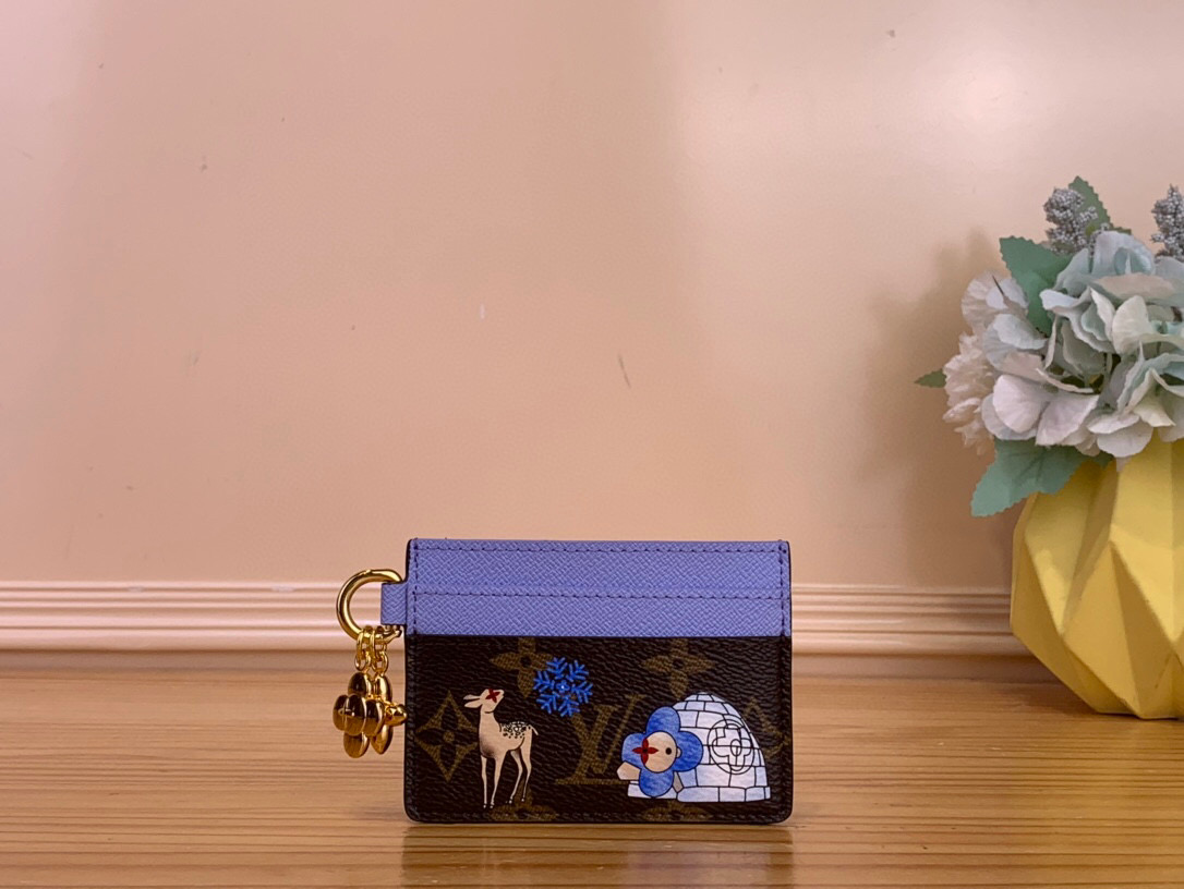 NO:581696,Top original order [LV CHARMS Card Holder] m15324 Presbyopia/Blue (Christmas) m15332 Presbyopia/Rose Red (Christmas) Louis Vuitton mascot Vivienne Ms appears in the illustrations and turns into exquisite hanging ornaments, adding a touch of warmth to this LV Charms card holder. Iconic Monogram canvas with contrasting leather trim and LV Flower decoration, with multiple card slots. Size 7.3 x 0.3 x  10.2 cm.1812025 (height x width x length),,louis vuitton,louis vuitton19860909顶级原单【LV CHARMS 卡夹】 m15324 老花/蓝色（圣诞） m15332 老花/玫红（圣诞） 路易威登吉祥物 Vivienne Ms现身插画之中,又化身精巧挂饰,为此款 LV Charms 卡夹平添一抹温馨意趣.标志性 Monogram 帆布搭配撞色皮革饰边和 LV Flower 装饰,设有多个卡位. 尺寸7.3 x 0.3 x 10.2 厘米.1812025 (高 x 宽 x 长度),,louis vuitton,louis vuitton,Bag