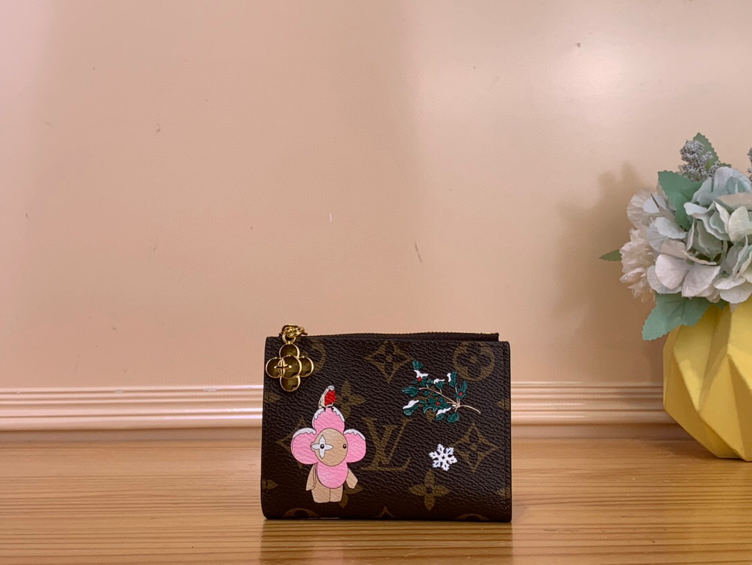 NO:585897,Top original order [LISA wallet] M15334 presbyopia (Christmas series) This Lisa ms wallet comes from the Vivienne Wintery Travel series, inviting the brand mascot Vivienne to transform into a fun zipper puller. The iconic Monogram canvas is wrapped in leather lining, with multiple pockets and card slots. Size 11.5 x 1.5 x 9 cm 1912026,19860909顶级原单【LISA 钱夹】M15334 老花（ 圣诞系列） 本款 Lisa ms钱夹来自 Vivienne Wintery Travel 系列,邀请品牌吉祥物 Vivienne 化身妙趣拉链头.标志性 Monogram 帆布包裹皮革内衬,内设多个口袋和卡位. 尺寸 11.5 x 1.5 x 9 厘米 1912026,,Bag