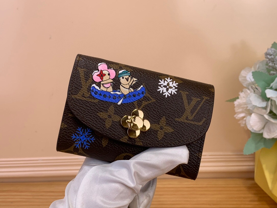 NO:581693,Top original order [Rosalie Card Holder Wallet] M15323 Presbyopia (Christmas Series) This version is made of signature monogram canvas and contrasting blue frost leather, Ms. pays tribute to the house's way of life. It is decorated with a Vivienne-shaped unit button and decorated with charming illustrations on the front. There are multiple pockets and compartments inside to keep valuables safe. Dimensions 11 x 8 x 2.5 cm. 1812026,19860909顶级原单【Rosalie 卡夹 钱夹】M15323 老花（ 圣诞系列） 这个版本是由签名字母帆布和对比蓝霜皮革,Ms致敬房子的处世之道.它是装饰着一个Vivienne形状的单元按钮,并装饰着迷人的插图在前面.里面有多个口袋和隔间,保证贵重物品的安全. 尺寸 11 x 8 x 2.5厘米.1812026,,Bag