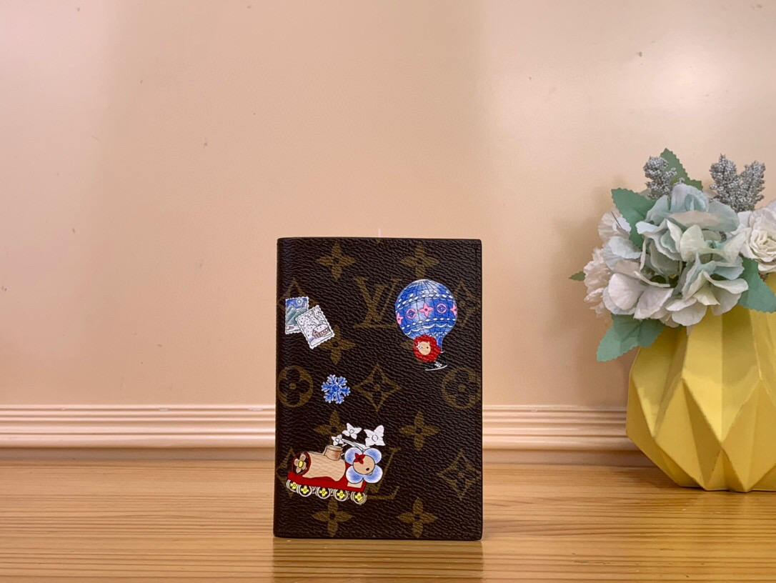 NO:581692,Top original order [Passport Case] ​​m15230 Presbyopia/Blue (Christmas) This passport case is from the Vivienne Wintery Travel Ms series, with witty illustrations depicting the smart image of the brand mascot Vivienne. Monogram canvas and leather lining show color contrast, equipped with flap pockets, patch pockets and card slots. Dimensions 14 x 2.5 x 10 cm. 1712026 (height x width x length),19860909顶级原单【护照套】 m15230老花/ 蓝色（圣诞) 本款护照套出自 Vivienne Wintery Travel Ms 系列,以妙趣插画描摹品牌吉祥物 Vivienne 的灵动形象.Monogram 帆布与皮革内衬跃现色彩反差,设有翻盖口袋、贴袋和卡位. 尺寸14 x 2.5 x 10 厘米.1712026 (高 x 宽 x 长度),,Bag