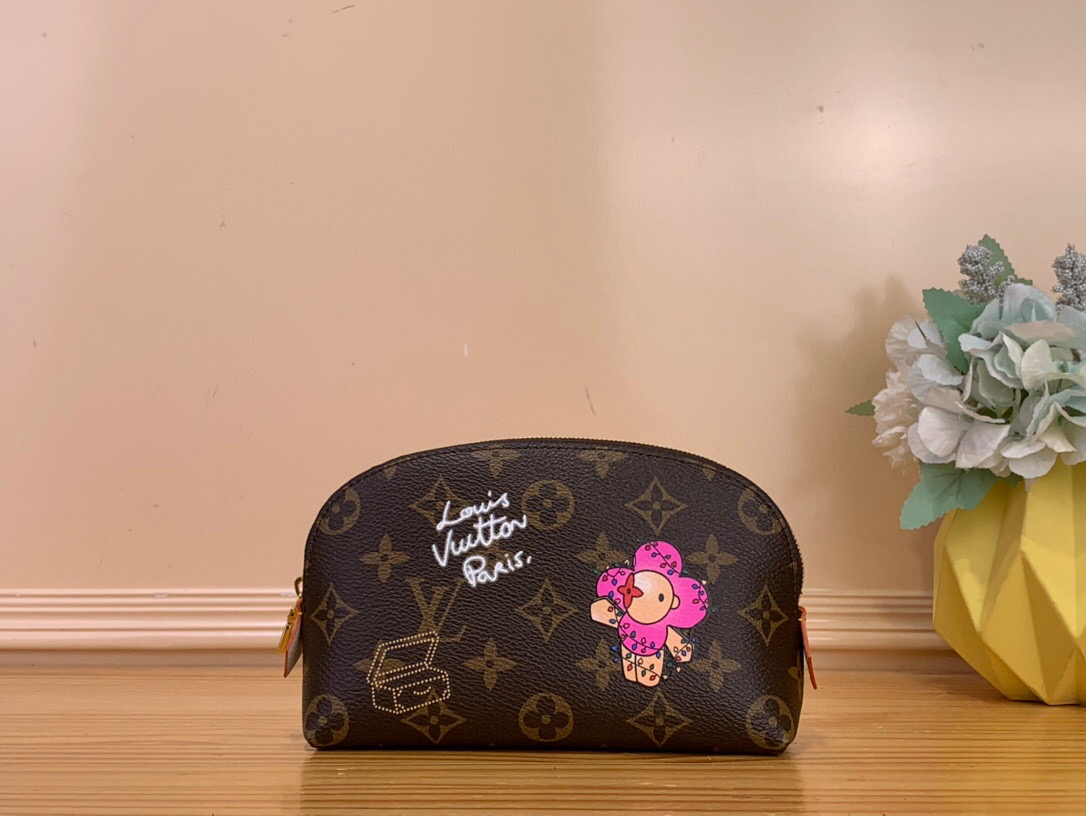 NO:581688,Top original order [small cosmetic bag] m15359 Presbyopia/Christmas pure copper hardware!  Original quality, ready stock. This compact cosmetic bag is made of Monogram Ms canvas and can be easily put into a handbag. The round bag body and flat bottom are designed to facilitate access to cosmetics. Size 19x12×6cm. 2213035, cosmetic bags & cases19860909顶级原单【化妆包小号】m15359 老花/ 圣诞 纯铜五金！原单品质 现货,这款小巧的化妆包以Monogram Ms帆布制造,可轻易放入手袋内.圆形袋身配平面袋底的设计,方便取放化妆用品. 尺寸19x12×6cm.2213035,,cosmetic bags & cases,Bag