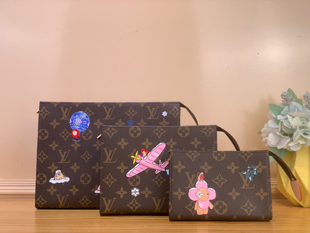 NO:581687,Top original order [TRIO toiletry bag] m15357 presbyopic/blue (Christmas) This toiletry bag is made of Monogram Yh coated canvas, cleverly presenting the fantasy adventure of the brand mascot. Vivienne takes the train, rides, hikes and even soars in a hot air balloon to meet cute winter animals. The washable fabric lining is convenient for storing cosmetics and other personal care items. Size 20 x 5.5  x 25 cm.4015055 (height x width x length),19860909顶级原单【TRIO 盥洗袋】 m15357 老花/ 蓝色（圣诞） 本款盥洗袋取材 Monogram Yh涂层帆布,巧妙呈现品牌吉祥物的奇幻冒险之旅.Vivienne 搭乘火车、骑行、徒步乃至乘坐热气球翱翔天际,与可爱的冬季动物巧妙邂逅.可水洗织物内衬便于收纳化妆品等个护小物. 尺寸20 x 5.5 x 25 厘米.4015055 (高 x 宽 x 长度),,Bag