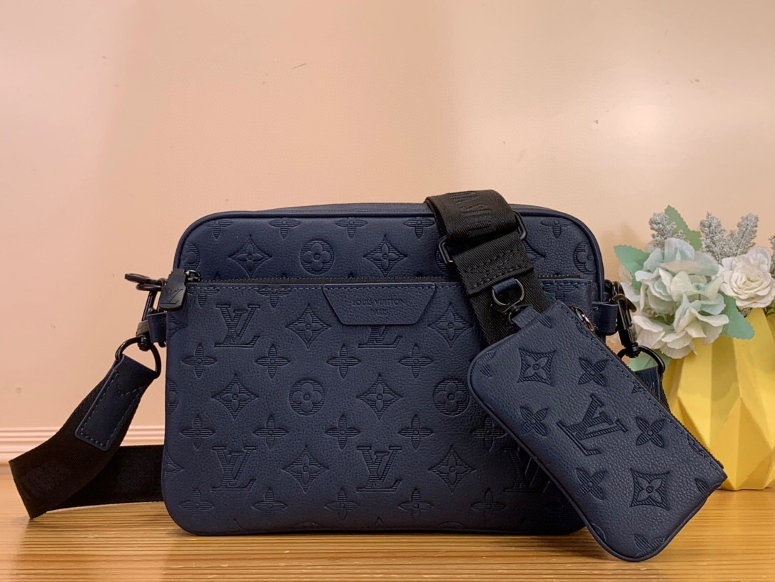 NO:581699,Top original item [Trio Messenger bag] M27925 dark blue 26713 black 27185 gray (stripe embossed) made of soft Monogram Shadow hx cow leather, with Monogram Shadow leather strap and main bag. The zippered front bag, shoulder strap and coin purse embellished on it are all detachable. The shoulder strap is also adjustable to ensure a comfortable fit. Dimensions 18.5 x 7 x 25 cm  6517075,,wallets,cowhide19860909顶级原单【 Trio Messenger 邮差包】M27925 深蓝色 26713 黑色 27185 灰色（条纹压花） 取材柔软 Monogram Shadow hx牛皮革,搭配 Monogram Shadow 皮革袢带与主袋.拉链前袋、肩带与点缀其上的零钱包均可拆卸.肩带亦可调节,确保背携舒适贴合. 尺寸 18.5 x 7 x 25厘米 6517075,,wallets,cowhide,Bag
