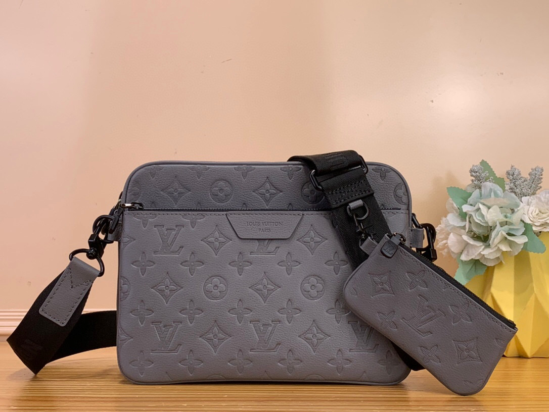 NO:575169,Top original item [Trio Messenger bag] M27925 dark blue 26713 black 27185 gray (stripe embossed) made of soft Monogram Shadow hx cow leather, with Monogram Shadow leather strap and main bag. The zippered front bag, shoulder strap and coin purse embellished on it are all detachable. The shoulder strap is also adjustable to ensure a comfortable fit. Dimensions 18.5 x 7 x 25 cm  6517075,,wallets,cowhide19860909顶级原单【 Trio Messenger 邮差包】M27925 深蓝色 26713 黑色 27185 灰色（条纹压花） 取材柔软 Monogram Shadow hx牛皮革,搭配 Monogram Shadow 皮革袢带与主袋.拉链前袋、肩带与点缀其上的零钱包均可拆卸.肩带亦可调节,确保背携舒适贴合. 尺寸 18.5 x 7 x 25厘米 6517075,,wallets,cowhide,Bag