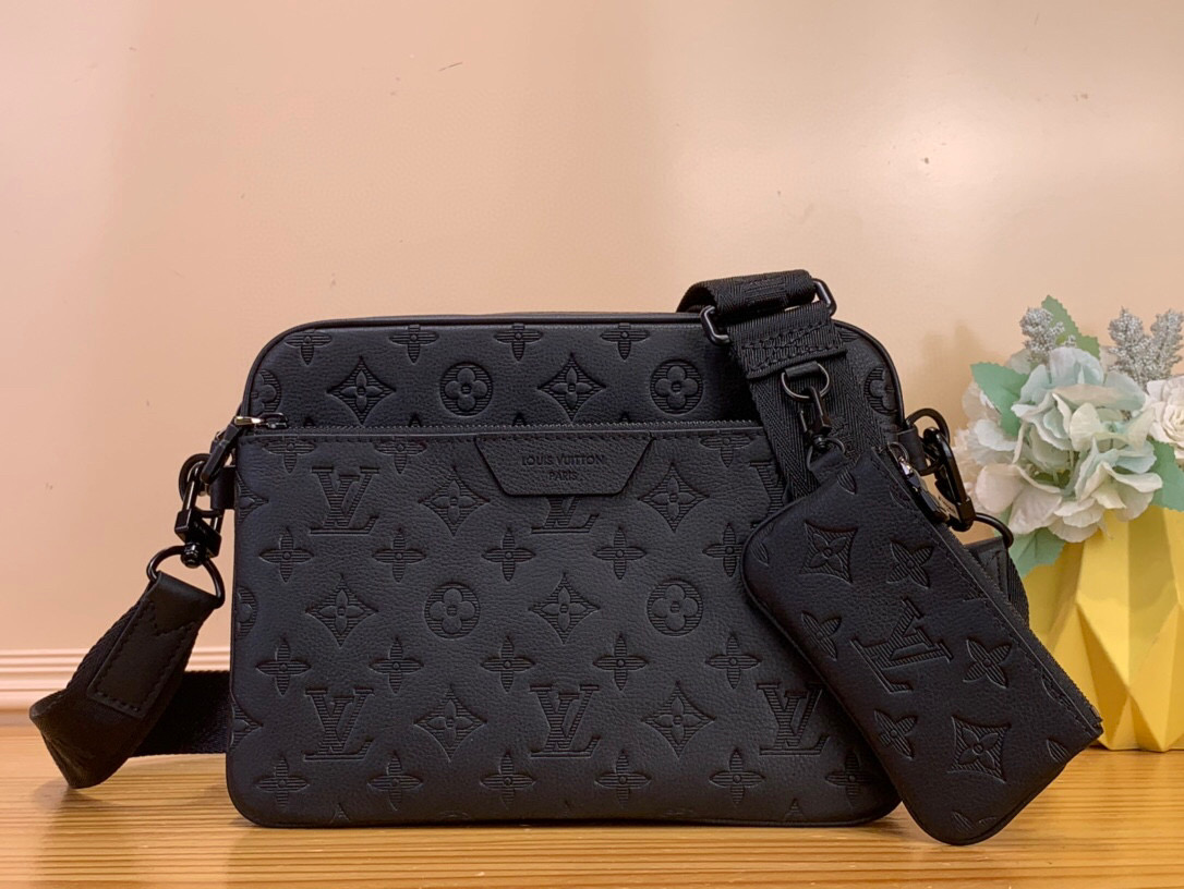 NO:575163,Top original item [Trio Messenger bag] M27925 dark blue 26713 black 27185 gray (stripe embossed) made of soft Monogram Shadow hx cow leather, with Monogram Shadow leather strap and main bag. The zippered front bag, shoulder strap and coin purse embellished on it are all detachable. The shoulder strap is also adjustable to ensure a comfortable fit. Dimensions 18.5 x 7 x 25 cm  6517075,,wallets,cowhide19860909顶级原单【 Trio Messenger 邮差包】M27925 深蓝色 26713 黑色 27185 灰色（条纹压花） 取材柔软 Monogram Shadow hx牛皮革,搭配 Monogram Shadow 皮革袢带与主袋.拉链前袋、肩带与点缀其上的零钱包均可拆卸.肩带亦可调节,确保背携舒适贴合. 尺寸 18.5 x 7 x 25厘米 6517075,,wallets,cowhide,Bag