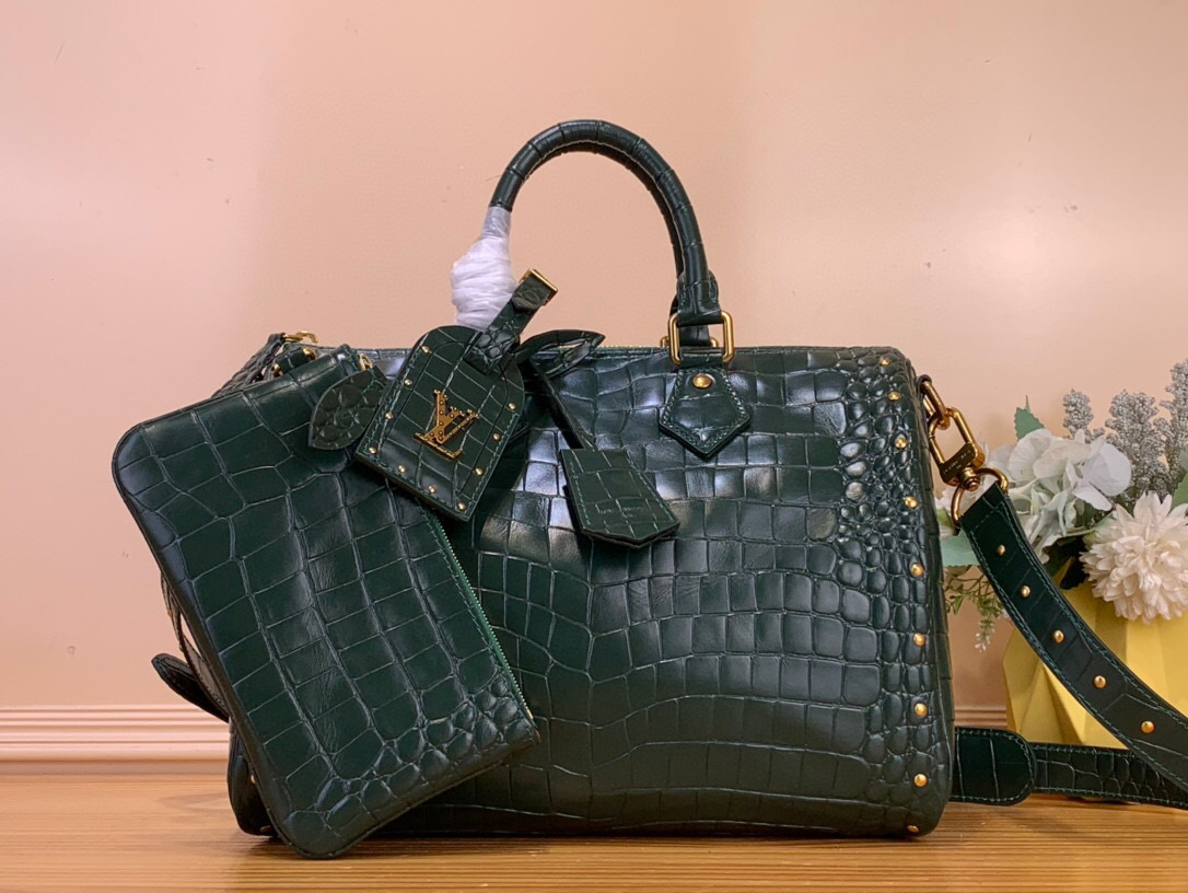 NO:585717,Top original order [SEEDY 9 BANDOULIRE30 handbag] M14064 green (crocodile) studs. This Seedy 9 Bandoulière 30 Monogram leather handbag uses soft cow leather to convey a luxurious texture. The Monogram print imitates the Monogram elements on the canvas. Polished metal parts, sheepskin lining and built-in signage highlight creative director harrell Williams' focus on exquisite details. Size 30 x  17x21 cm (length x height x width) 140121450,,cowhide,sheepskin19860909顶级原单【SEEDY 9 BANDOULIRE30 手袋】M14064绿色（鳄鱼）钉钉 本款 Seedy 9 Bandoulière 30 Monogram 皮革手袋以柔软牛皮革传递华贵质感.Monogram 印花临摹帆布上的Monogram 元素.抛光金属件、羊皮革内衬与内置标牌彰显创意总监harrell Williams 对考究细节的专注. 尺寸30 x 17x21厘米(长度x高x宽)140121450,,cowhide,sheepskin,Bag