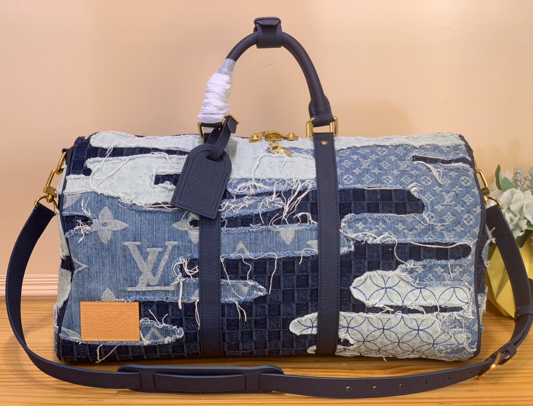 NO:585718,Top original item [KEEALL 50 Travel Bag] m26117 Denim/Color Blocking This Keeall Bandoulière 50 travel bag is made of Damier denim body with Monogram Sj denim patch, with sand-washed brushstrokes to pay tribute to the Japanese Boro patchwork craftsmanship. The carp pattern leather patch interprets Japanese meaning, and the cotton striped lining highlights the ingenious details. Size 29 x 23 x 50  cm.100121250 (height x width x length),19860909顶级原单【KEEALL 50 旅行袋】 m26117 牛仔/拼色 本款 Keeall Bandoulière 50 旅行袋为 Damier 丹宁布包身融入 Monogram Sj丹宁布贴饰,以砂洗笔触致意日本 Boro 拼布工艺.鲤鱼图案皮革贴饰诠释日式意蕴,棉质条纹内衬彰显匠心细节. 尺寸29 x 23 x 50 厘米.100121250 (高 x 宽 x 长度),,Bag