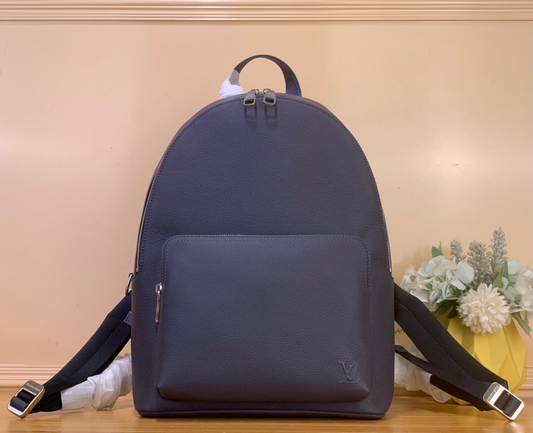 NO:585722,Top original item [Discovery Work Aer Backpack] M15259 Black 26022 Blue Made of waxed cow leather and fabric lining to create a spacious configuration, Hx is suitable for storing daily needs. The padded compartments and patch pockets can store a 14-inch laptop and mobile phone respectively, and the zipper outer pocket with embossed LV letters allows for convenient access. Size 42 x 19 x  32cm.901981000,,louis vuitton,cowhide19860909顶级原单【Discovery Work Aer 双肩包】M15259 黑色 26022 蓝色 以蜡面牛皮革和织物内衬塑造宽敞构型,Hx适宜收纳日常所需.加衬隔层和贴袋可分别存放 14 寸笔记本电脑和手机,压印 LV 字母的拉链外袋实现便捷取放. 尺寸 42 x 19 x 32厘米.901981000,,louis vuitton,cowhide,Bag