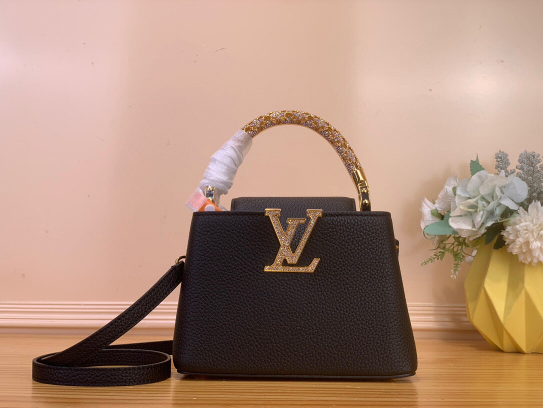 NO:585716,Top original order [CAUCINES mini handbag] m14177 Black/Diamond handle This Caucines mini handbag is from the Excetionals series, and is made of Taurillon Hx cow leather. It is a good collection choice. Rhinestones inject jewelry texture into the LV letters, and the dazzling flower-shaped handle refers to the classic Flower Crown necklace design. You can switch to multiple carrying methods at will, and the clamshell can be folded in or out. Dimensions 13.6 x 8 x 21  cm.110121250 (height x width x length),,louis vuitton,necklace,cowhide19860909顶级原单【CAUCINES 迷你手袋】 m14177 黑色/钻手柄 本款 Caucines 迷你手袋出自 Excetionals 系列,以 Taurillon Hx牛皮革演绎收藏佳选.莱茵石为 LV 字母注入珠宝质感,耀目花卉形状手柄援引经典 Flower Crown 项链设计.可随心切换多种背携方式,翻盖内收或外置皆宜. 尺寸13.6 x 8 x 21 厘米.110121250 (高 x 宽 x 长度),,louis vuitton,necklace,cowhide,Bag