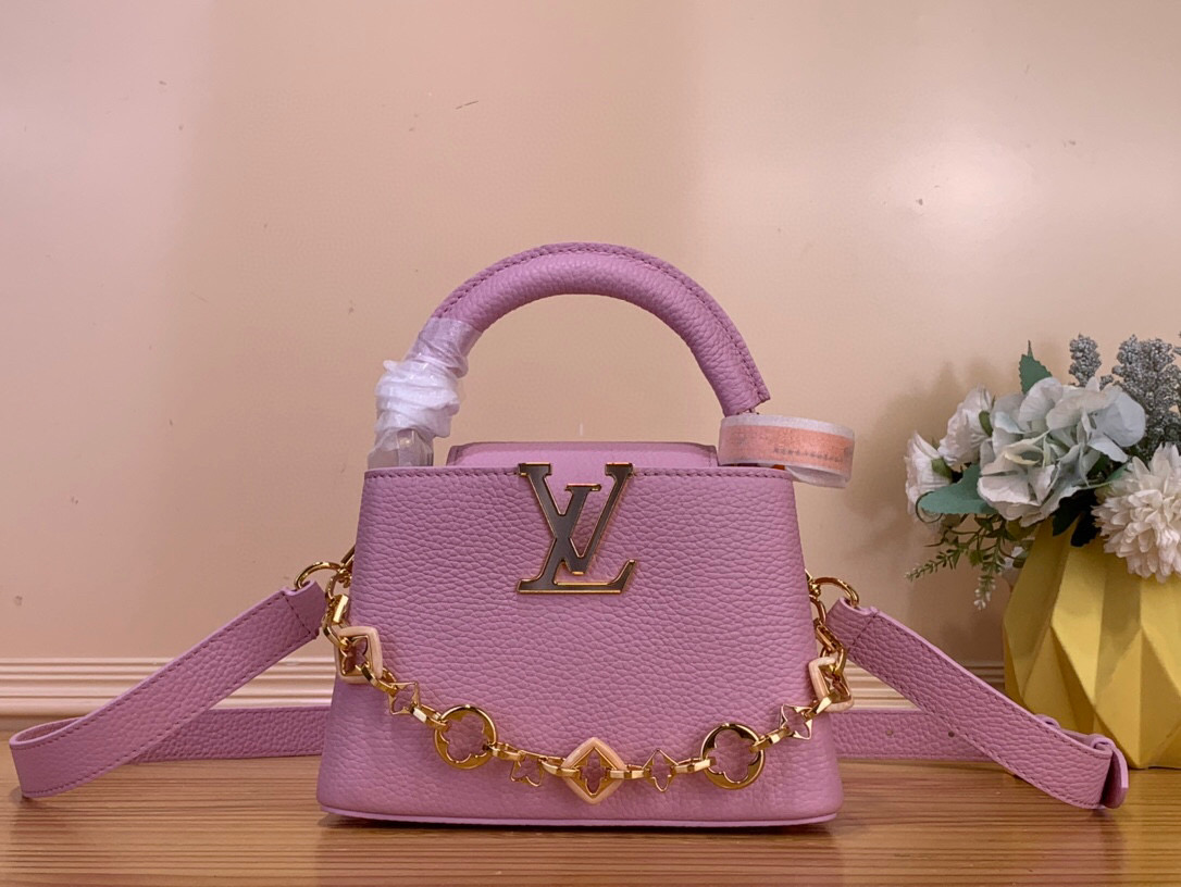 NO:585714,1101050115 Top original order [CAUCINES mini handbag] M14381 M14970 blue This Caucines Sj mini handbag is from the Excetionals series and is made of Taurillon leather. It is a good choice for collection. Rhinestones infuse the LV letters with a jewelry texture, and the dazzling flower-shaped handle refers to the classic Flower Crown necklace design. You can switch to multiple carrying methods at will, and the flap can be folded in or out.  Dimensions 13.6 x 8 x 21 cm 105121150 (height x width x length),,louis vuitton,necklace,cowhide198609091101050115 顶级原单【CAUCINES 迷你手袋】 M14381 M14970蓝色 本款 Caucines Sj迷你手袋出自 Excetionals 系列,以 Taurillon 牛皮革演绎收藏佳选.莱茵石为 LV 字母注入珠宝质感,耀目花卉形状手柄援引经典 Flower Crown 项链设计.可随心切换多种背携方式,翻盖内收或外置皆宜. 尺寸13.6 x 8 x 21 厘米 105121150 (高 x 宽 x 长度),,louis vuitton,necklace,cowhide,Bag