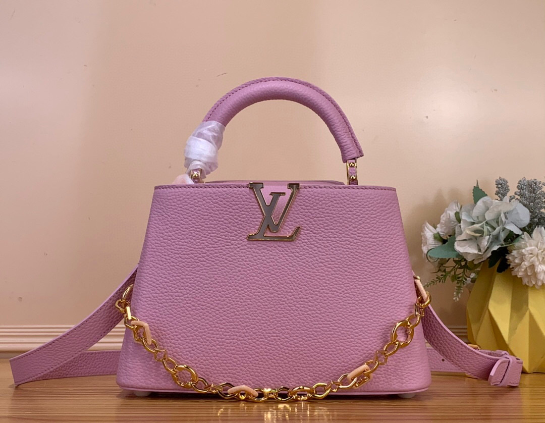 NO:585713,Top original order [CAUCINES bb handbag] m14971 blue/floral water chestnut chain m14972 pink purple/floral water chestnut chain Caucines bb Sj handbag is named after the Paris street where Louis Vuitton first opened its store in 1854. This time it is newly added to the Harmony series. The Monogram flower chain, which is like jewelry, elegantly lights up the Taurillon  The cowhide leather bag body and ample interior can easily store short wallets, keys, lipstick and other daily necessities. Dimensions 17.3 x 9 x 27 cm 110121250 (height x width x length),,louis vuitton,cowhide19860909顶级原单【CAUCINES bb手袋】 m14971 蓝色/ 花卉菱角链条 m14972 粉紫色/ 花卉菱角链条 Caucines bb Sj手袋以 1854 年路易威登初次开设门店的巴黎街道命名,此次焕新加入 Harmony 系列.灿若珠宝的 Monogram 花卉链条优雅点亮 Taurillon 牛皮革包身,充裕内里可轻松收纳短款钱夹、钥匙、口红等日常所需. 尺寸17.3 x 9 x 27 厘米 110121250 (高 x 宽 x 长度),,louis vuitton,cowhide,Bag