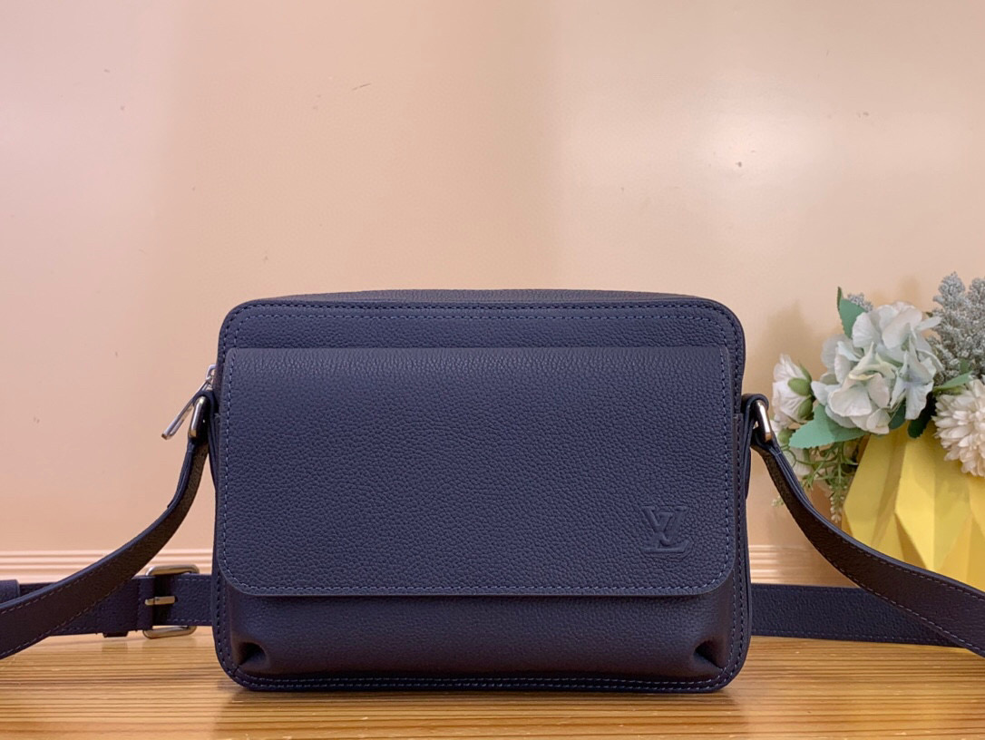 NO:585724,Top original order [BOARDING messenger bag] m15260 blue business Boarding hx messenger bag is made of lightweight and wear-resistant waxed cow leather. It has a compact structure with internal and external patch pockets for proper storage of an 8.3-inch tablet. The adjustable leather shoulder strap upgrades the comfort experience. Dimensions 18 x 9 x 24 cm 6817062.. (height x width x length),,cowhide19860909顶级原单【BOARDING 邮差包】 m15260蓝色 商务 Boarding hx邮差包取材轻质耐磨的蜡面牛皮革,为精巧构型搭配内外贴袋,便于妥善存放 8.3 寸平板电脑.可调节皮革肩带升级舒适体验. 尺寸18 x 9 x 24 厘米 6817062.. (高 x 宽 x 长度),,cowhide,Bag