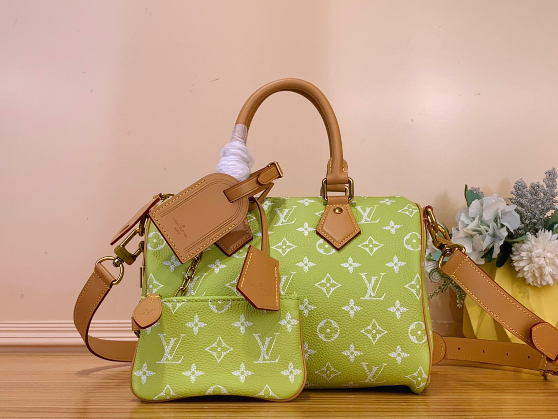 NO:585733,Top original order [SEEDY 9 BANDOULIRE25 Handbag] M24437 M13912 M24440 Apple Green This Seedy 9 Bandoulière25 Monogram leather handbag uses soft cow leather to convey a luxurious texture. The Monogram print imitates the Monogram elements on the canvas. Polished metal parts, sheepskin lining and built-in label highlight creative director Harrell Williams' focus on exquisite details. Size 25 x  15 x 15 cm (length x height x width),,cowhide,sheepskin19860909顶级原单【SEEDY 9 BANDOULIRE25 手袋】M24437 M13912 M24440苹果绿 本款 Seedy 9 Bandoulière25Monogram 皮革手袋以柔软牛皮革传递华贵质感.Monogram 印花临摹帆布上的Monogram 元素.抛光金属件、羊皮革内衬与内置标牌彰显创意总监harrell Williams 对考究细节的专注. 尺寸25 x 15 x15厘米(长度x高x宽),,cowhide,sheepskin,Bag