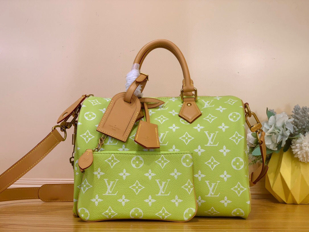 NO:585729,Top original order [SEEDY 9BANDOULIRE30 handbag] M14064 apple green (full leather) This Seedy 9 Bandoulière 30 Monogram leather handbag uses soft cow leather to convey a luxurious texture. The Monogram print imitates the Monogram elements on the canvas. Polished metal parts, sheepskin lining and built-in signage highlight creative director harrell Williams' focus on exquisite details. Size 30 x  17x21 cm (length x height x width),,cowhide,sheepskin19860909顶级原单【SEEDY 9BANDOULIRE30 手袋】M14064苹果绿色（全皮） 本款 Seedy 9 Bandoulière 30 Monogram 皮革手袋以柔软牛皮革传递华贵质感.Monogram 印花临摹帆布上的Monogram 元素.抛光金属件、羊皮革内衬与内置标牌彰显创意总监harrell Williams 对考究细节的专注. 尺寸30 x 17x21厘米(长度x高x宽),,cowhide,sheepskin,Bag