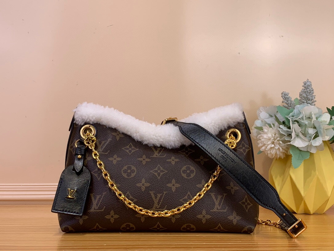 NO:585734,Top original item [CARRYALL BB handbag] M26568 26 x 17 x 10 cm (length x height x width) Monogram Shearling  The half-length of the bag strap is adjustable to: 50.0 cm. Handle: single handle, removable. 5816065,19860909顶级原单【CARRYALL BB 手袋】M26568 26 x 17 x10厘米(长度x高x宽) Monogram Shearling xh图案织物内衬做旧金属件磁扣开合名牌 可收纳 6.7 Hl寸智能手机、耳机、Ziy 长款钱夹、钥匙和口红 肩带:不可拆卸,可调节包带半长:40.0厘米 包带半长可调至:50.0厘米手柄:单手柄,可拆卸.5816065,,Bag