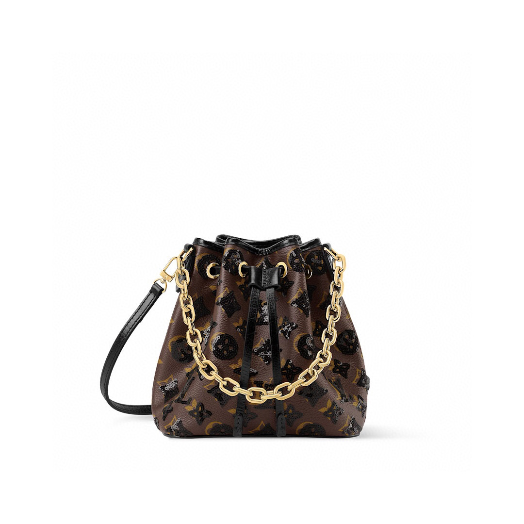 NO:585869,Duty-free all-steel [NO BB handbag] m26284 sequins This Noé BB handbag is from the LV Ski series. The canvas body is decorated with bright Monogram pattern sequins. The lustrous appearance is suitable for attending night occasions in the countryside and the city. The dazzling thick chain reinterprets the original configuration in 1932, and is just the right size to store your favorite lipstick and other personal items. Dimensions 17.5 x 13 x 22 cm  7419985 (height x width x length),,louis vuitton19860909免税全钢【NO BB 手袋】 m26284 亮片 本款 Noé BB 手袋出自 LV Ski 系列,为帆布包身点缀璀璨 Monogram 图案亮片,莹泽外观适宜出席乡间与都市夜间场合.耀目粗链条重释 1932 年原版构型,恰宜尺寸便于存放挚爱唇膏等随身用品. 尺寸17.5 x 13 x 22 厘米 7419985 (高 x 宽 x 长度),,louis vuitton,Bag