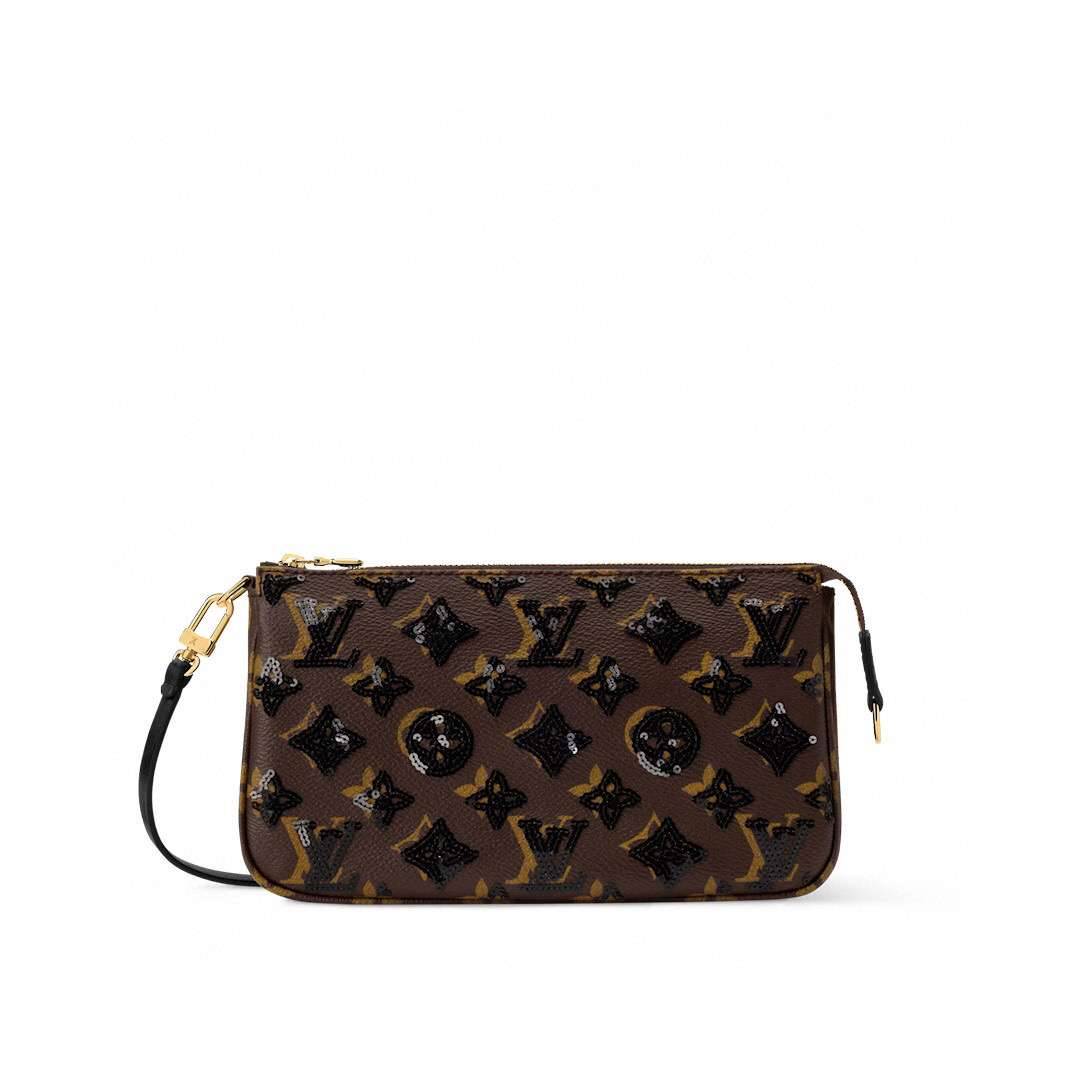 NO:585874,Duty-free all-steel [OCCHETTE ACCESSOIRES handbag] m26473 sequins This ochette Accessoires handbag is made of Monogram gx canvas with sparkling sequins, which is combined with smooth leather trim and metal zipper to create a sophisticated design. The smart colors can easily be used in day and night occasions, making it a classic choice for the wardrobe. Dimensions 13.5 x 4 x 23.5 cm 5416065 (H x W x  length),19860909免税全钢【OCHETTE ACCESSOIRES 手袋】 m26473 亮片 本款 ochette Accessoires 手袋为 Monogram gx帆布融入熠熠亮片,与光滑皮革饰边和金属拉链共筑考究设计.灵动色调可轻松驾驭昼夜场合,成就衣橱的经典之选. 尺寸13.5 x 4 x 23.5 厘米 5416065 (高 x 宽 x 长度),,Bag