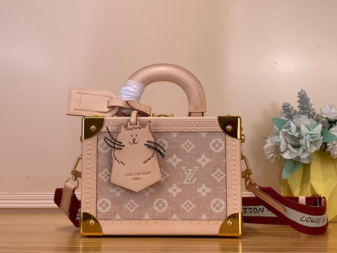 NO:585832,Top original order [etite Valise Hard Case] M14592 Cat Portable Hard Case is from the Travel With series jointly created by Louis Vuitton and Grace Coddington st. It is constructed with retro-style Meowgram linen canvas to create a delicate outline. The cat-shaped decoration and the hand-painted Louis Vuitton label inside highlight the unique ingenuity, and the hand-painted Louis Vuitton logo is also displayed on the detachable and adjustable wide fabric shoulder strap. Size 17.5 x 11 x  22.5cm.115121250,,louis vuitton19860909顶级原单【 etite Valise 硬箱】M14592 猫咪 便携式硬箱出自路易威登与 Grace Coddington st联袂创作的 Travel With 系列,以复古风格 Meowgram 亚麻帆布构筑精巧轮廓.猫咪造型装饰和内里手绘效果路易威登标签彰显别致匠心,手绘效果路易威登标识亦呈现于可拆卸并调节的宽幅织物肩带. 尺寸 17.5 x 11 x 22.5厘米.115121250,,louis vuitton,Bag