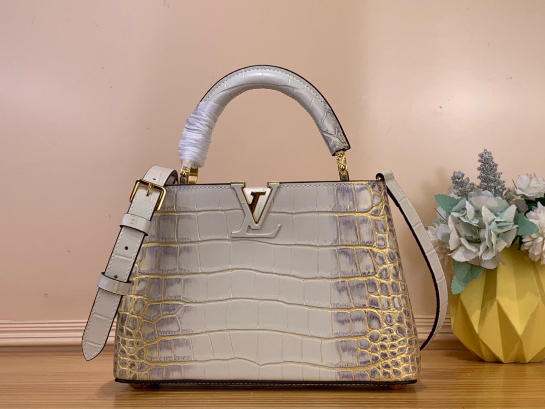 NO:585908,Top original order [Caucines bb handbag] M94227 48865 Himalayan gilt/cowhide embossed crocodile pattern, noble crocodile skin pattern, luxurious goatskin lining, shiny metal accessories, the unique Caucines HL flap can be stored in the bag to display the letter logo, or can be turned out to present the Monogram Flower pattern. Size 21* 14* 8 cm 105121150  Dimensions 17.3 x 9 x 27 cm 115121250,,cowhide,sheepskin,crocodile skin19860909顶级原单【Caucines bb手袋】M94227 48865 喜马拉雅鎏金/ 牛皮压鳄鱼纹 高贵的鳄鱼皮纹,奢华的山羊皮衬里,闪亮的金属饰件,特有的Caucines Hl搭盖既可收入包内展示字母标识,又可外翻 呈现Monogram Flower图案 . 尺寸21* 14* 8 cm 105121150 尺寸17.3 x 9 x 27 cm 115121250,,cowhide,sheepskin,crocodile skin,Bag