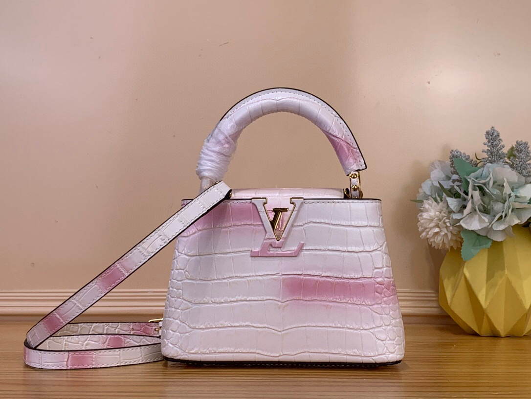 NO:585905,Top original order [Caucines mini handbag] M94227 48865 white with pink/cowhide embossed crocodile pattern, noble crocodile skin pattern, luxurious goatskin lining, shiny metal accessories, unique Caucines hl flap that can be stored in the bag to display the letter logo, or can be turned out to display the Monogram Flower pattern. Size 21* 14* 8  cm.98121150,,cowhide,sheepskin,crocodile skin19860909顶级原单【Caucines mini手袋】M94227 48865 白色拼粉色/ 牛皮压鳄鱼纹 高贵的鳄鱼皮纹,奢华的山羊皮衬里,闪亮的金属饰件,特有的Caucines hl搭盖既可收入包内展示字母标识,又可外翻 呈现Monogram Flower图案 . 尺寸21* 14* 8 cm.98121150,,cowhide,sheepskin,crocodile skin,Bag