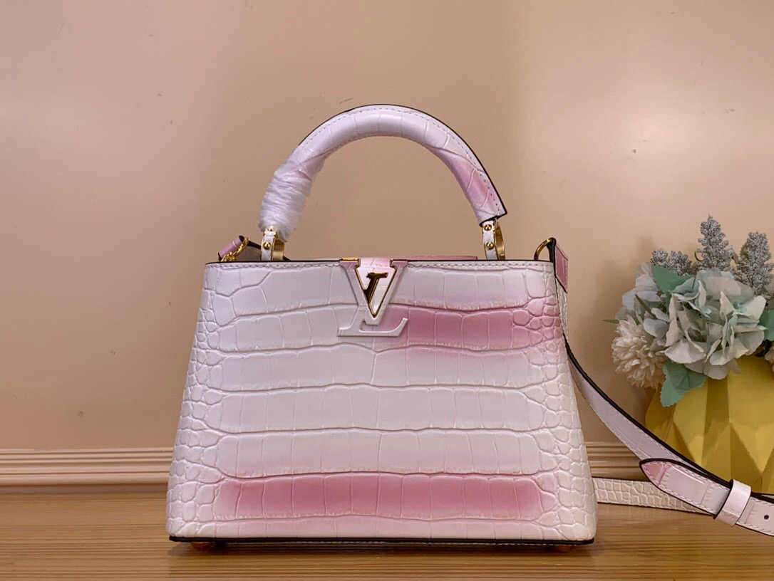 NO:585902,Top original order [Caucines bb handbag] M94227 48865 white with pink/cowhide embossed crocodile pattern, noble crocodile skin pattern, luxurious goatskin lining, shiny metal accessories, unique Caucines HL flap that can be stored in the bag to display the letter logo, or can be turned out to display the Monogram Flower pattern. Size 17.3 x 9 x 27  cm.108121150,,cowhide,sheepskin,crocodile skin19860909顶级原单【Caucines bb手袋】M94227 48865 白色拼粉色/ 牛皮压鳄鱼纹 高贵的鳄鱼皮纹,奢华的山羊皮衬里,闪亮的金属饰件,特有的Caucines Hl搭盖既可收入包内展示字母标识,又可外翻 呈现Monogram Flower图案 . 尺寸17.3 x 9 x 27 cm.108121150,,cowhide,sheepskin,crocodile skin,Bag