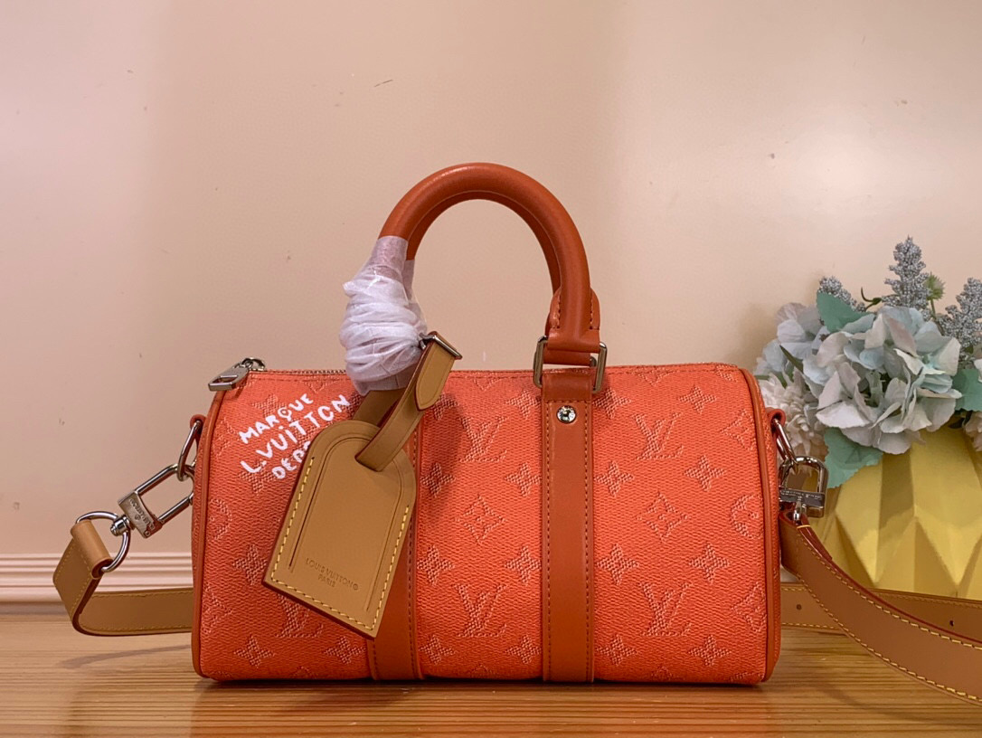 NO:585841,Top original item [keeall 25 handbag] m26818 Orange 'Keyol Bandrier 25' using Monogram Heritage gx canvas. 'Marque L.Vuitton Déosée' that symbolizes the Maison is a signature item. The bright colors add a gorgeous design to various outfits. The detachable & adjustable leather strap can be enjoyed as a shoulder or crossbody bag. The interior decoration is completed with colorful cotton lining.  Dimensions 25 x 15 x 11 cm 5415055 (width x height x sides), satchels, crossbody bags19860909顶级原单【keeall 25 手袋】m26818 橙色 使用了Monogram Heritage gx帆布的“Keyol Bandrier 25”.象征Maison的“Marque L.Vuitton Déosée”是带有签名的单品.鲜艳的色调为各种装束增添华丽感的设计.可拆卸&可调节的皮革带子,可以作为肩挂或斜挎包享受.内部装修用彩色棉质衬里完成. 尺寸25 x 15 x 11厘米 5415055（宽x高x边）,,satchels,crossbody bags,Bag