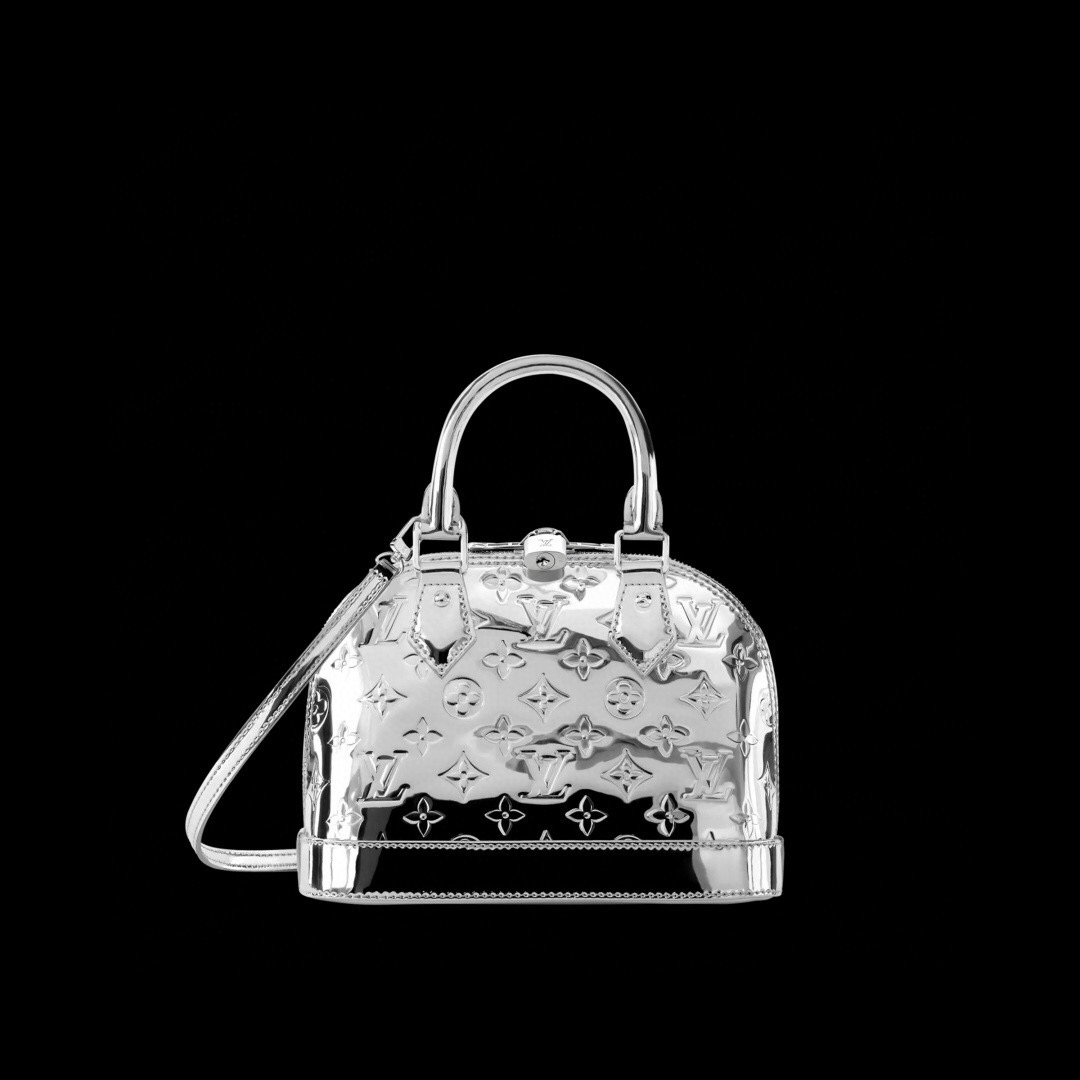 NO:585863,Top original order [ALMA BB handbag] m26335 silver/patent leather This Alma BB handbag highlights the style of the LV Ski series with this season's technical details. The surface of the Monogram Miroir St weather-resistant canvas is dip-dyed in Silver tones, and matched with metal parts of the same color to release bright light. It can inject a retro-futuristic style into any outfit. The LV logo padlock and detachable shoulder strap complete the whole. 17.5 x 11.5 x  23.5 cm 6517075 (height x width x length),,louis vuitton19860909顶级原单【ALMA BB 手袋】m26335 银色/漆皮 本款 Alma BB 手袋以本季科技细节彰显 LV Ski 系列风范.Monogram Miroir St耐候帆布表面浸染 Silver 色调,搭配同色金属件,释放璀璨光芒.可为任意着装注入复古未来主义格调.LV 标识挂锁与可拆卸肩带完善整体. 17.5 x 11.5 x 23.5 厘米6517075 (高 x 宽 x 长度),,louis vuitton,Bag