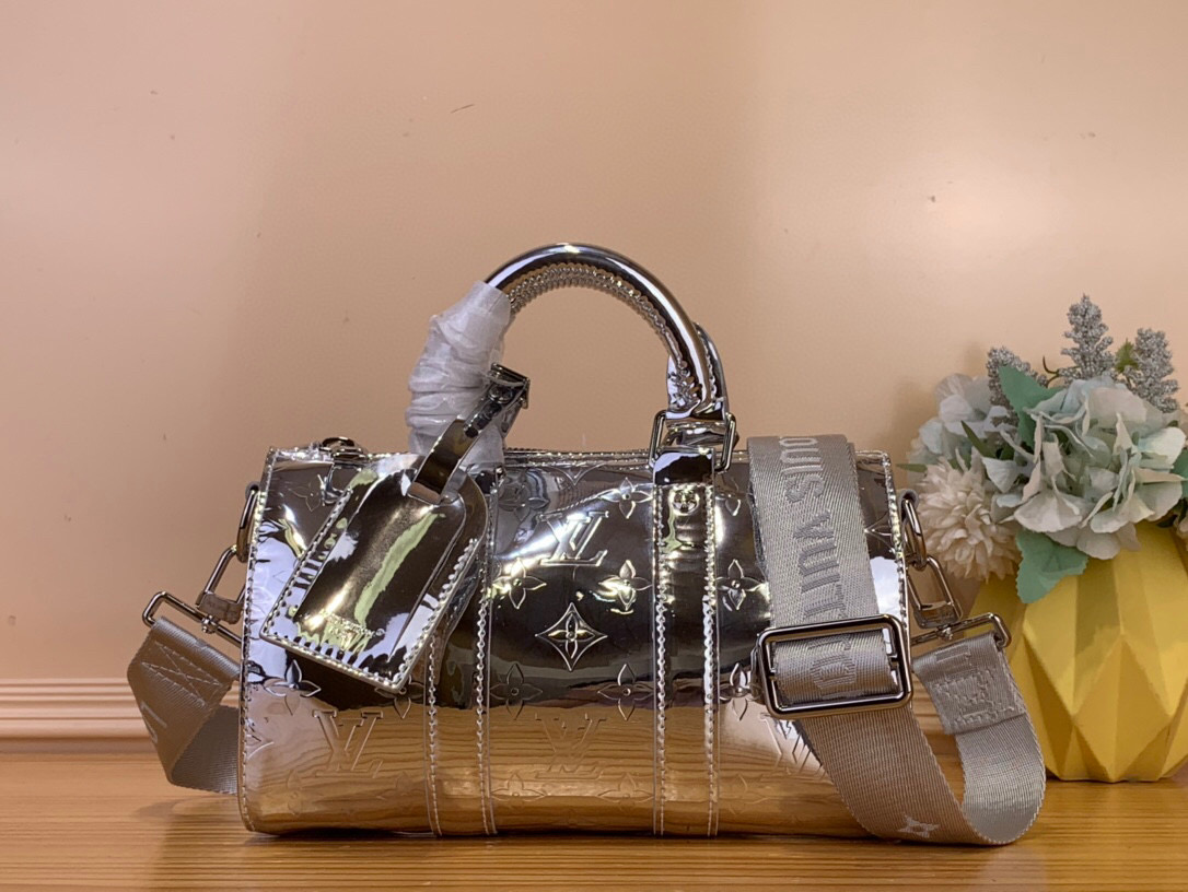 NO:585837,Top original item [KEEPALL BANDOULIRE 25 handbag] m26903 Silver / Patent Leather This Keepall Bandoulière 25 handbag is made of Monogram Miroir coated canvas with eye-catching colors, mirror effect and Monogram embossing to create a trompe l'oeil metallic texture. The fabric lining continues the same tone. The detachable and adjustable shoulder strap allows for comfortable and flexible carrying. Size 15 x 11 x 25  cm.6517075 (height x width x length),19860909顶级原单【KEEPALL BANDOULIRE 25 手袋】 m26903 银色 / 漆皮  本款 Keepall Bandoulière 25 手袋为 Monogram Miroir 涂层帆布渲染醒目色调,镜面效果与 Monogram 压纹营造错视金属质感.织物内衬延续相同色调.可拆卸并调节的肩带实现舒适灵活背携. 尺寸15 x 11 x 25 厘米.6517075 (高 x 宽 x 长度),,Bag