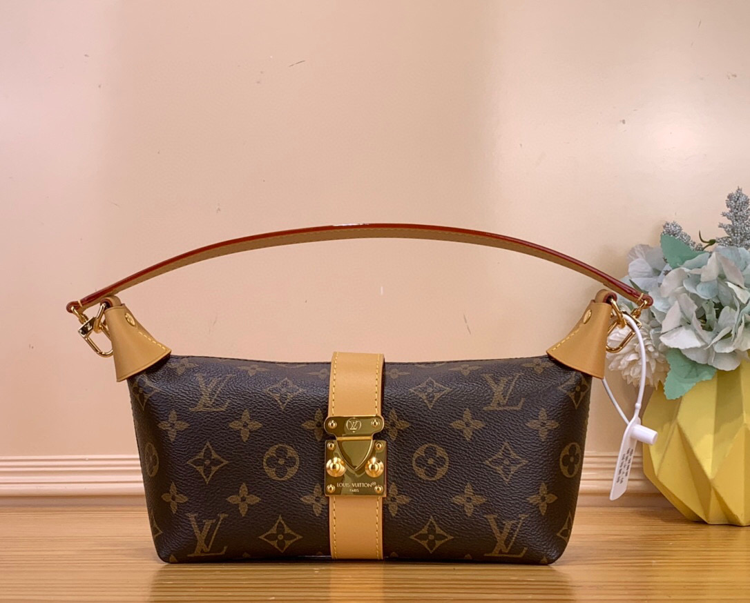 NO:585843,Top original item [ochette Mia shoulder bag] M26191 from the Monogram series. The Monogram Jh canvas bag is integrated with cow leather trim, and the S-lock buckle highlights the brand identity. The right size can easily store daily necessities, making it an elegant choice for day and night travel. Suitable for shoulder or hand carry. Dimensions 14.5 x 8 x 22 cm. 4515055,,cowhide19860909顶级原单【ochette Mia 单肩 手袋】M26191 老花 出自 Monogram 系列 为 Monogram Jh帆布包身融入牛皮革饰边,再以 S-lock 锁扣彰显品牌身份.恰宜尺寸轻松收纳日常所需,成就昼夜出行的考究之选.肩背或手提皆宜. 尺寸 14.5 x 8 x 22厘米.4515055,,cowhide,Bag