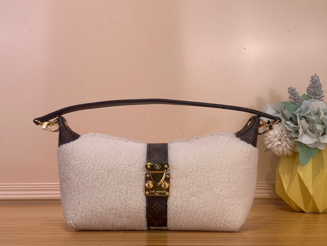 NO:585848,The top original item [ochette Mia handbag] M26245 white (sheep wool) is made of shearling with Monogram xh canvas trim and dazzling metal parts, showing individual style in day and night occasions. The S-lock magnetic buckle continues the iconic design and cleverly pays tribute to the brand's exquisite craftsmanship and long heritage. Dimensions 14.5 x 8 x 22 cm. 5216065,19860909顶级原单【ochette Mia 手袋】M26245 白色（羊羔绒） 为羊毛皮搭配 Monogram xh帆布饰边和耀目金属件,于昼夜场合挥洒个性风采.S-lock 磁扣延续标志性设计,巧妙致敬品牌精湛匠艺和悠远传承. 尺寸 14.5 x 8 x 22厘米.5216065,,Bag