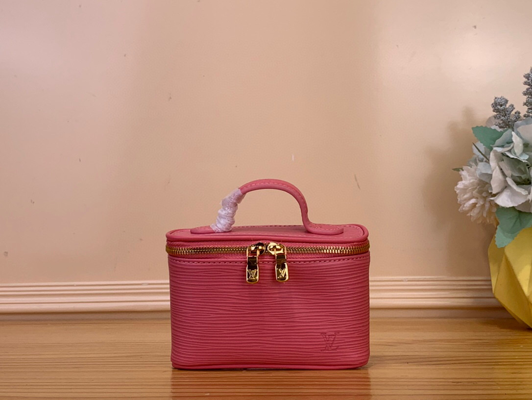 NO:585747,Top original order [NICE BEAUTY cosmetic bag] m25688 maroon m25689 red m25690 pink This cosmetic bag reinterprets the brand's classic Nice Beauty handbag, allowing lipstick or lipstick to be carried elegantly. Monogram Rouge i ms leather presents the elegant color of LV Rouge lipstick, and the compact structure can be easily stored in a handbag or suitcase. Dimensions 11.5 x 3.5 x 13.5 cm  2913035 (height x width x length),,louis vuitton,cosmetic bags & cases19860909顶级原单【NICE BEAUTY 化妆包】 m25688 枣红色 m25689 红色 m25690 粉色 本款化妆包重绎品牌经典 Nice Beauty 手袋,令唇膏或口红优雅随行.Monogram Rouge i ms皮革呈现 LV Rouge 唇膏的考究色调,精巧构型可轻松收入手袋或手提箱. 尺寸11.5 x 3.5 x 13.5 厘米 2913035 (高 x 宽 x 长度),,louis vuitton,cosmetic bags & cases,Bag