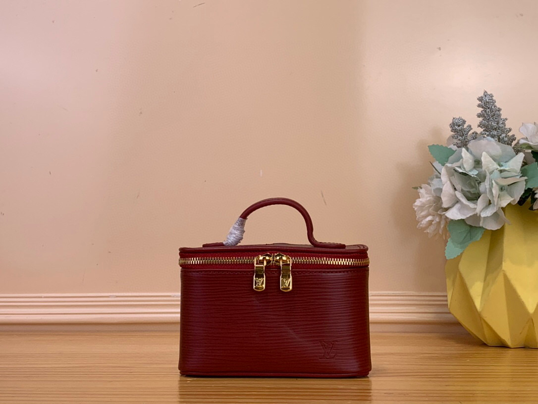 NO:585739,Top original order [NICE BEAUTY cosmetic bag] m25688 maroon m25689 red m25690 pink This cosmetic bag reinterprets the brand's classic Nice Beauty handbag, allowing lipstick or lipstick to be carried elegantly. Monogram Rouge i ms leather presents the elegant color of LV Rouge lipstick, and the compact structure can be easily stored in a handbag or suitcase. Dimensions 11.5 x 3.5 x 13.5 cm  2913035 (height x width x length),,louis vuitton,cosmetic bags & cases19860909顶级原单【NICE BEAUTY 化妆包】 m25688 枣红色 m25689 红色 m25690 粉色 本款化妆包重绎品牌经典 Nice Beauty 手袋,令唇膏或口红优雅随行.Monogram Rouge i ms皮革呈现 LV Rouge 唇膏的考究色调,精巧构型可轻松收入手袋或手提箱. 尺寸11.5 x 3.5 x 13.5 厘米 2913035 (高 x 宽 x 长度),,louis vuitton,cosmetic bags & cases,Bag