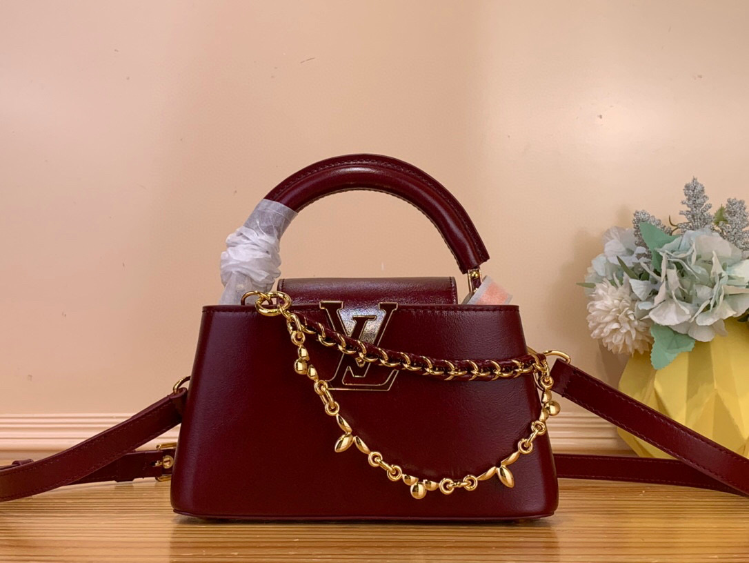 NO:585898,Top original order [CAUCINES EAST-WEST mini handbag] m25492 maroon/double chain This Caucines East-West mini Hl handbag gives the leather a pleated texture, telling the new season trend. The cow leather trim outlines smooth lines, and the LV letters and detachable chain shine with metallic luster. The spacious interior meets different storage needs, and multiple carrying methods show the ingenuity of function. Size 14 x 8  x 21 cm 115121250 (height x width x length),,louis vuitton,cowhide19860909顶级原单【CAUCINES EAST-WEST mini 手袋】 m25492 枣红色/双链 本款 Caucines East-West mini Hl 手袋令皮革巧现褶皱质感,娓娓道出新季潮流风尚.牛皮革饰边勾勒流畅线条,LV 字母与可拆卸链条闪烁金属莹泽.宽敞内里满足不同收纳需求,多种背携方式尽显功能巧思. 尺寸14 x 8 x 21 厘米 115121250 (高 x 宽 x 长度),,louis vuitton,cowhide,Bag