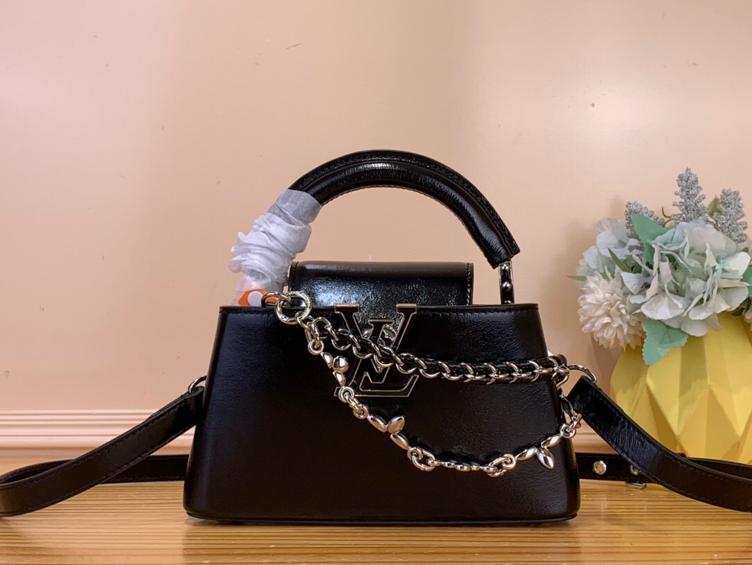 NO:585890,Top original order [CAUCINES EAST-WEST mini handbag] m25492 black/double chain This Caucines East-West mini handbag gives the leather a pleated texture, which reflects the new season trend. The cow leather trim outlines smooth lines, and the LV letters and detachable chain shine with metallic luster. The spacious interior meets different storage needs, and the multiple carrying methods show the ingenuity of function. Size 14 x 8 x  21 cm 115121250 (height x width x length),,louis vuitton,cowhide19860909顶级原单【CAUCINES EAST-WEST mini 手袋】 m25492 黑色/双链 本款 Caucines East-West mini 手袋令皮革巧现褶皱质感,娓娓道出新季潮流风尚.牛皮革饰边勾勒流畅线条,LV 字母与可拆卸链条闪烁金属莹泽.宽敞内里满足不同收纳需求,多种背携方式尽显功能巧思. 尺寸14 x 8 x 21 厘米 115121250 (高 x 宽 x 长度),,louis vuitton,cowhide,Bag
