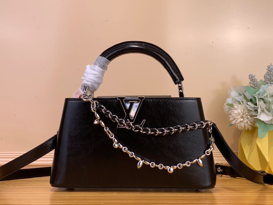 NO:585886,Top original order [CAUCINES EAST-WEST BB handbag] m25492 black / double chain This Caucines East-West BB Sj handbag gives the leather a pleated texture and reflects the new season trend. The cow leather trim outlines smooth lines, and the LV letters and detachable chain shine with metallic luster. The spacious interior meets different storage needs, and multiple carrying methods show functional ingenuity. Size 14 x 8  x 26.5 cm.125121350 (height x width x length),,louis vuitton,cowhide19860909顶级原单【CAUCINES EAST-WEST BB 手袋】 m25492 黑色 /双链 本款 Caucines East-West BB Sj手袋令皮革巧现褶皱质感,娓娓道出新季潮流风尚.牛皮革饰边勾勒流畅线条,LV 字母与可拆卸链条闪烁金属莹泽.宽敞内里满足不同收纳需求,多种背携方式尽显功能巧思. 尺寸14 x 8 x 26.5 厘米.125121350 (高 x 宽 x 长度),,louis vuitton,cowhide,Bag