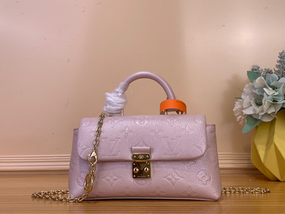 NO:585873,Top original item [Nano Madeleine handbag] M12144 27043 pearlescent pink (embossed) chain joins the Shimmery ys series with seasonal colors, and is made of Monogram Emreinte leather to create an elegant structure, making it easy to carry with you for daily needs. The classic S-lock buckle enables flexible opening and closing, and the detachable chain is integrated into the LV Circle decoration, allowing you to switch to multiple carrying methods at will. Size 12.5 x 6 x  21cm.6817075,,louis vuitton19860909顶级原单【 Nano Madeleine 手袋】M12144 27043 珠光粉色（压花）链条 携当季色调加入 Shimmery ys系列,以 Monogram Emreinte 皮革塑造雅致构型,令日常所需轻松随行.经典 S-lock 锁扣实现灵活开合,可拆卸链条融入 LV Circle 装饰,随心切换多种背携方式. 尺寸 12.5 x 6 x 21厘米.6817075,,louis vuitton,Bag