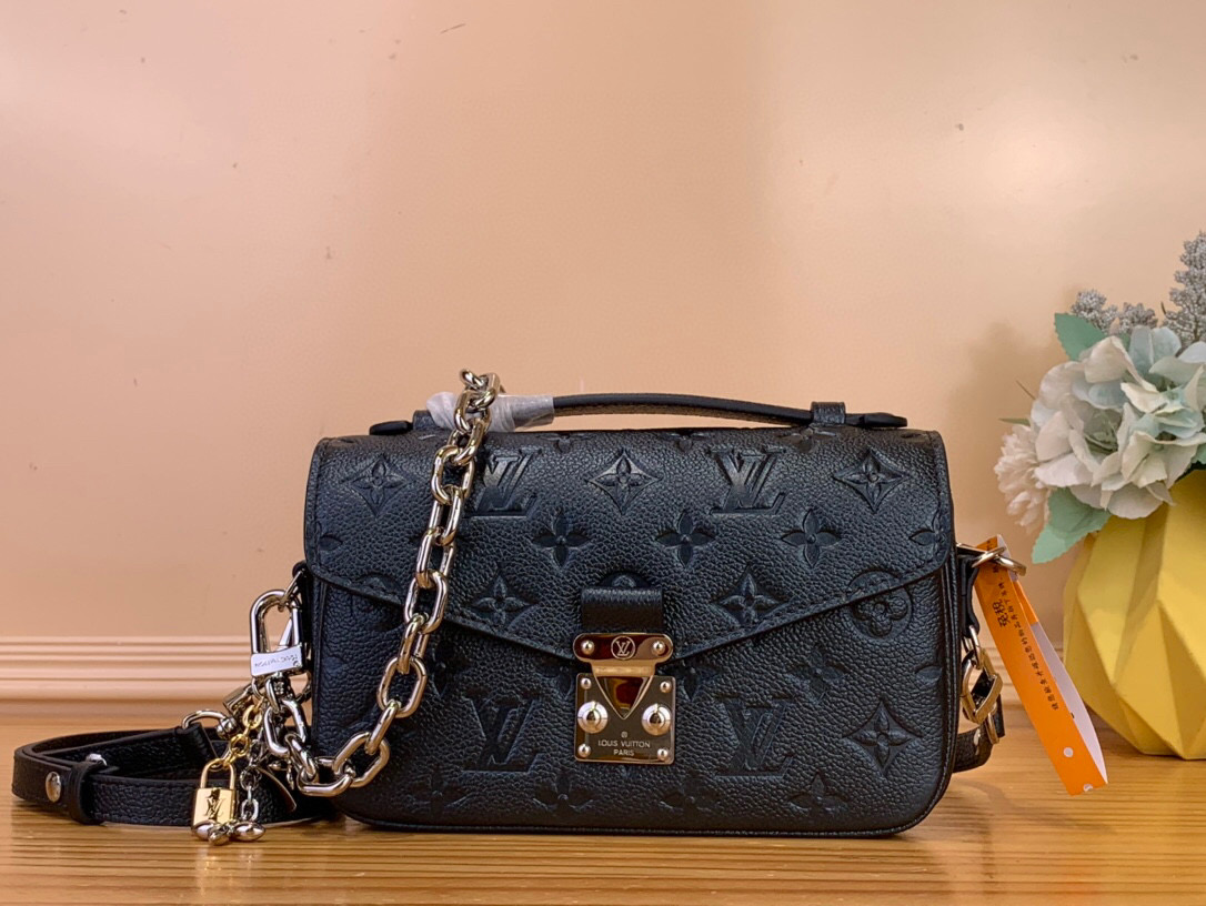 NO:585844,Top Original [ochette Métis East West] m26456 Dark Blue M46595 From this season’s sparkling capsule, this version of the Métis East West pouch embodies a refined elegance, suitable for every occasion. Made of Monogram Emreinte Ys leather, sublimated with pearl pigments, it has a unique glitter finish, and also has an S lock, as well as a removable chain and a tri-color metal charm. Inside there are many clever compartments to keep essentials perfectly organized and safe. Dimensions 21.5 x 13.5 x 6 cm 7618075 (length x height x width),19860909顶级原单【ochette Métis East West】m26456 深蓝色 M46595 从本季的闪亮胶囊中,这个版本的东西梅蒂斯小袋体现了一种精致的优雅,适合各种场合.它由Monogram Emreinte Ys皮革制成,用珍珠颜料升华,具有独特的闪光饰面,还有一个S锁,以及一个可拆卸的链条和一个三色金属吊饰.里面有許多巧妙的隔間,使必需品保持完美有序和安全. 尺寸21.5 x 13.5 x 6厘米 7618075（长度x高度x宽度）,,Bag