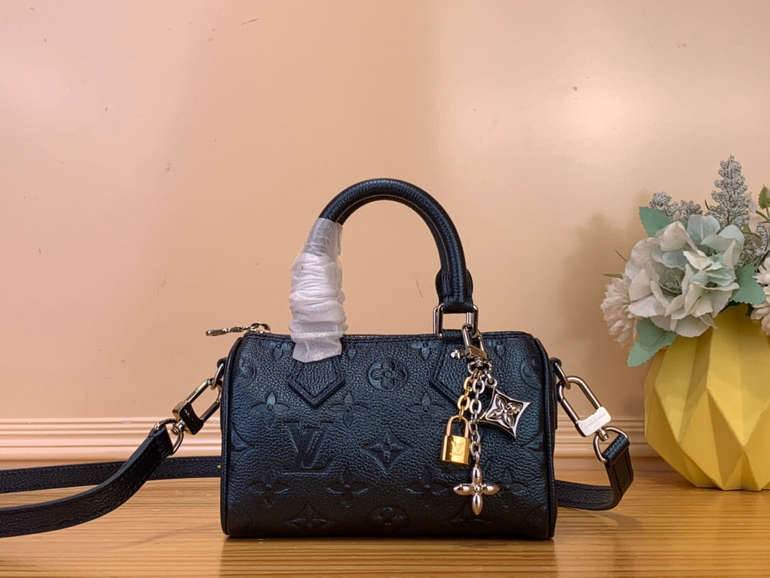 NO:585854,Top Original Sac Nano Seedy m26510 Dark Blue m27107 Pink M81625 This shiny version of the Nano Seedy bag upgrades the look for any occasion thanks to its easily adaptable color palette. The model is made of Monogram Ys leather signature imprint and features a removable charm that brings together Louis Vuitton signatures such as padlocks and Monogram flowers. The interior is roomy enough to hold everyday essentials, including a compact wallet. Dimensions 16 x 10  x 7.5 cm 6017050..(length x height x width),,louis vuitton,wallets19860909顶级原单【Sac Nano Seedy】 m26510 深蓝色 m27107 粉色 M81625 Nano SeedySj包的这款闪亮版因其易于调整的调色板,在任何场合都能升级外观.该模型由Monogram Ys皮革标志性印记制成,饰有可拆卸的吊饰,汇集了路易威登的签名,如挂锁和Monogram花.内部足够宽敞,可以容纳日常必需品,包括一个紧凑的钱包. 尺寸16 x 10 x 7.5厘米 6017050..（长度x高度x宽度）,,louis vuitton,wallets,Bag