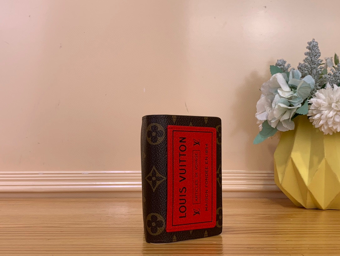 NO:585928,Top original order [BIFOLD ORGANIZER Wallet] m25835 presbyopia/red (badge) Bifold Organizer Ms wallet is an anniversary gift for the Neverfull Inside Out handbag. It is made of Monogram canvas with striped leather elements, paying tribute to the classic label and lining design of the Neverfull series of handbags. The long configuration has internal pockets and card slots to achieve orderly storage while showing eye-catching personality. Size 11.5 x 0.5 x 3.5  cm.1612026 (height x width x length),19860909顶级原单【BIFOLD ORGANIZER 钱夹】 m25835 老花/ 红色（ 徽章） Bifold Organizer Ms钱夹作为 Neverfull Inside Out 手袋的周年献礼,为 Monogram 帆布搭配条纹皮革元素,致意 Neverfull 系列手袋的经典标签和内衬设计.长款构型内设口袋和卡位,实现有序收纳的同时彰显瞩目个性. 尺寸11.5 x 0.5 x 3.5 厘米.1612026 (高 x 宽 x 长度),,Bag