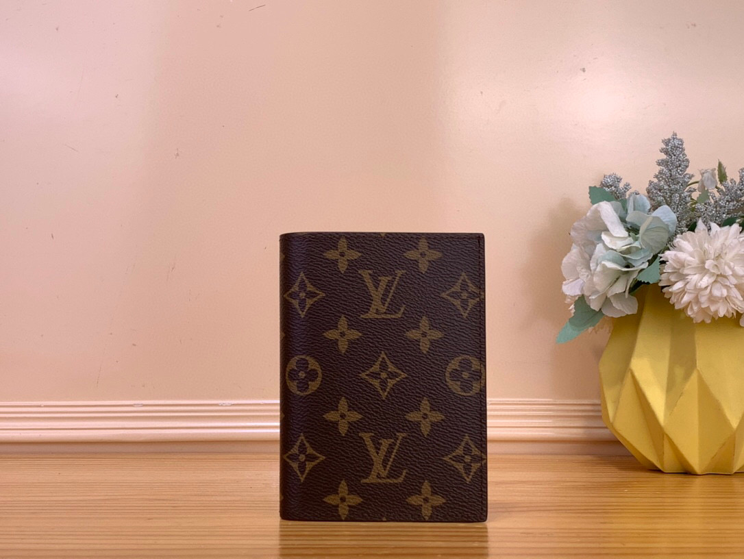 NO:585932,Top Original [BIFOLD ORGANIZER Wallet] m25918 Presbyopic/Red (Emblem) Passport Holder Passport Case New Season Passport Case This passport case is made of classic Monogram Ms canvas with eye-catching leather lining, making it an elegant gift choice. The exquisite configuration includes card compartments, patch pockets and flap pockets, which can store travel documents in an orderly manner. Matches well with other items in the Monogram series. 14 x 2.5 x 10  cm(height x width x length).1712026,19860909顶级原单【BIFOLD ORGANIZER 钱夹】 m25918 老花/ 红色（ 徽章）护照夹护照套 当季新款 护照套 本款护照套为经典 Monogram Ms帆布搭配瞩目皮革内衬,成就雅致赠礼之选.精巧构型囊括卡片夹层、贴袋和翻盖口袋,可有序收纳旅行文件.与 Monogram 系列其他单品搭配相宜.14 x 2.5 x 10 厘米(高 x 宽 x 长度).1712026,,Bag