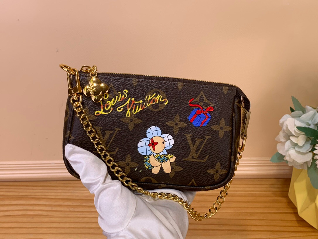 NO:585919,Top original order [MINI OCHETTE ACCESSOIRES Clutch] m15328 Presbyopia/Christmas Vivienne winter holiday series launches this Mini ochette Accessories Ms clutch bag, which is decorated with playful patterns of the brand mascot. The handbag is made of classic Monogram canvas with cow leather trim, and is attached with a chain and hook buckle, which can be hung on your favorite handbag or carried alone. The design of the zipper puller is also inspired by  Vivienne, presented in an elegant striking sheen. Dimensions 10.5 x 4 x 15.5 cm. 2613036 (H x W x Length),,handbag,cowhide19860909顶级原单【MINI OCHETTE ACCESSOIRES 手拿包】 m15328 老花/圣诞 Vivienne 冬季假日系列推出这款 Mini ochette Accessories Ms手拿包,其上饰有品牌吉祥物的俏皮图案.手袋采用经典 Monogram 帆布,配以牛皮革饰边,并附有链条与钩扣,可挂在心爱的手袋上或单独手提.拉链头的设计灵感亦源于 Vivienne,呈现优雅的醒目光泽. 尺寸10.5 x 4 x 15.5 厘米.2613036 (高 x 宽 x 长度),,handbag,cowhide,Bag