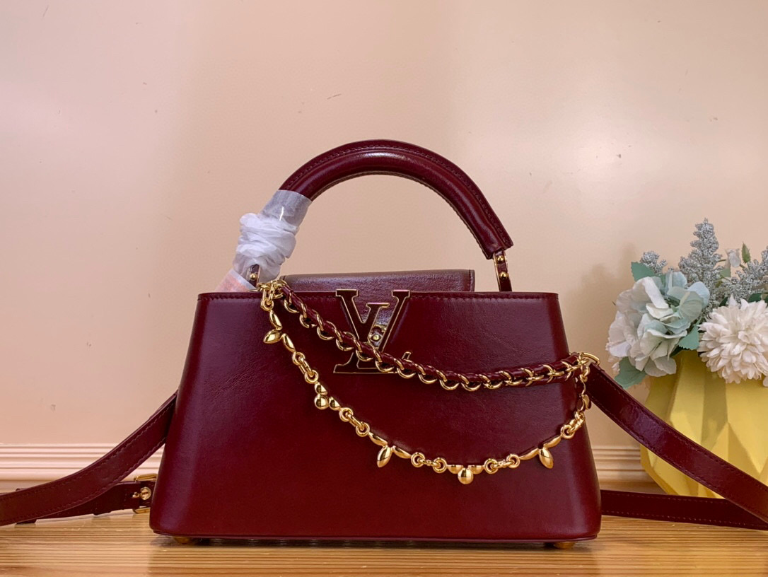 NO:585894,Top original order [CAUCINES EAST-WEST BB handbag] m25492 maroon/double chain This Caucines East-West BB Sj handbag gives the leather a pleated texture and reflects the new season trend. The cow leather trim outlines smooth lines, and the LV letters and detachable chain shine with metallic luster. The spacious interior meets different storage needs, and multiple carrying methods show functional ingenuity. Size 14 x  8 x 26.5 cm 125121350 (height x width x length),,louis vuitton,cowhide19860909顶级原单【CAUCINES EAST-WEST BB 手袋】 m25492 枣红色/双链 本款 Caucines East-West BB Sj手袋令皮革巧现褶皱质感,娓娓道出新季潮流风尚.牛皮革饰边勾勒流畅线条,LV 字母与可拆卸链条闪烁金属莹泽.宽敞内里满足不同收纳需求,多种背携方式尽显功能巧思. 尺寸14 x 8 x 26.5 厘米 125121350 (高 x 宽 x 长度),,louis vuitton,cowhide,Bag