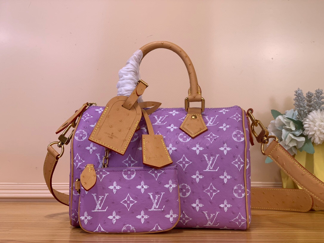 NO:585922,Top original order [SEEDY 9 BANDOULIRE25 Handbag] N88226 N88227 Light Purple/Cow Leather Pressed Ostrich Pattern This Seedy 9 Bandoulière25 Monogram leather handbag uses soft cow leather to convey a luxurious texture. The Monogram print imitates the Monogram elements on the canvas. The polished metal parts, sheepskin lining and built-in label highlight creative director harrell Williams' focus on exquisite details.  Dimensions: 25 x 15 x 15 cm (length x height x width), cowhide, sheepskin19860909顶级原单【SEEDY 9 BANDOULIRE25 手袋】N88226 N88227 浅紫/ 牛皮压鸵鸟纹 本款 Seedy 9 Bandoulière25Monogram 皮革手袋以柔软牛皮革传递华贵质感.Monogram 印花临摹帆布上的Monogram 元素.抛光金属件、羊皮革内衬与内置标牌彰显创意总监harrell Williams 对考究细节的专注. 尺寸25 x 15 x15厘米(长度x高x宽),,cowhide,sheepskin,Bag