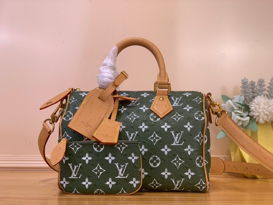 NO:585917,Top original order [SEEDY 9 BANDOULIRE25 Handbag] N88226 N88227 Green/Cow Leather Pressed Ostrich Pattern This Seedy 9 Bandoulière25 Monogram leather handbag uses soft cow leather to convey a luxurious texture. The Monogram print imitates the Monogram elements on the canvas. The polished metal parts, sheepskin lining and built-in label highlight Creative Director Harrell Williams' focus on exquisite details.  Dimensions: 25 x 15 x 15 cm (length x height x width), cowhide, sheepskin19860909顶级原单【SEEDY 9 BANDOULIRE25 手袋】N88226 N88227 绿色/ 牛皮压鸵鸟纹 本款 Seedy 9 Bandoulière25Monogram 皮革手袋以柔软牛皮革传递华贵质感.Monogram 印花临摹帆布上的Monogram 元素.抛光金属件、羊皮革内衬与内置标牌彰显创意总监harrell Williams 对考究细节的专注. 尺寸25 x 15 x15厘米(长度x高x宽),,cowhide,sheepskin,Bag