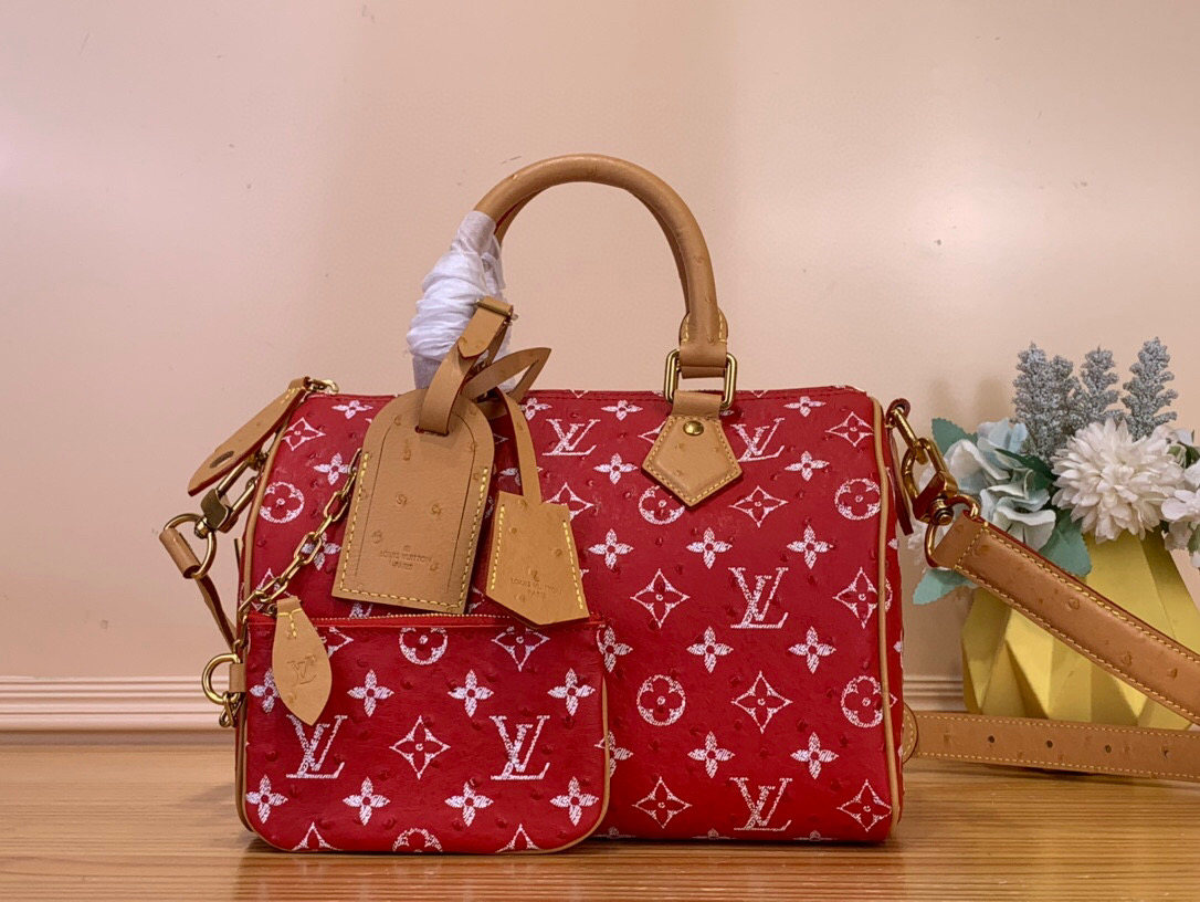 NO:585915,Top original order [SEEDY 9 BANDOULIRE25 handbag] N88226 N88227 bright red/cow leather pressed ostrich pattern This Seedy 9 Bandoulière25 Monogram leather handbag uses soft cow leather to convey a luxurious texture. The Monogram print imitates the Monogram elements on the canvas. The polished metal parts, sheepskin lining and built-in label highlight creative director harrell Williams' focus on exquisite details.  Dimensions: 25 x 15 x 15 cm (length x height x width), cowhide, sheepskin19860909顶级原单【SEEDY 9 BANDOULIRE25 手袋】N88226 N88227 大红/ 牛皮压鸵鸟纹 本款 Seedy 9 Bandoulière25Monogram 皮革手袋以柔软牛皮革传递华贵质感.Monogram 印花临摹帆布上的Monogram 元素.抛光金属件、羊皮革内衬与内置标牌彰显创意总监harrell Williams 对考究细节的专注. 尺寸25 x 15 x15厘米(长度x高x宽),,cowhide,sheepskin,Bag