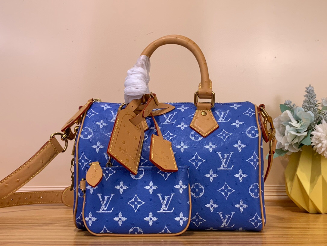 NO:585951,Top original order [SEEDY 9 BANDOULIRE25 Handbag] N88226 N88227 Dark Blue/Cow Leather Pressed Ostrich Pattern This Seedy 9 Bandoulière25 Monogram leather handbag uses soft cow leather to convey a luxurious texture. The Monogram print imitates the Monogram elements on the canvas. The polished metal parts, sheepskin lining and built-in label highlight creative director Harrell Williams' focus on exquisite details.  Dimensions: 25 x 15 x 15 cm (length x height x width), cowhide, sheepskin19860909顶级原单【SEEDY 9 BANDOULIRE25 手袋】N88226 N88227 深蓝/ 牛皮压鸵鸟纹 本款 Seedy 9 Bandoulière25Monogram 皮革手袋以柔软牛皮革传递华贵质感.Monogram 印花临摹帆布上的Monogram 元素.抛光金属件、羊皮革内衬与内置标牌彰显创意总监harrell Williams 对考究细节的专注. 尺寸25 x 15 x15厘米(长度x高x宽),,cowhide,sheepskin,Bag