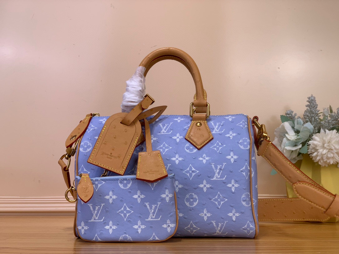 NO:585946,Top original order [SEEDY 9 BANDOULIRE25 Handbag] N88226 N88227 Light Blue/Cow Leather Pressed Ostrich Pattern This Seedy 9 Bandoulière25 Monogram leather handbag uses soft cow leather to convey a luxurious texture. The Monogram print imitates the Monogram elements on the canvas. The polished metal parts, sheepskin lining and built-in label highlight creative director harrell Williams' focus on exquisite details.  Dimensions: 25 x 15 x 15 cm (length x height x width), cowhide, sheepskin19860909顶级原单【SEEDY 9 BANDOULIRE25 手袋】N88226 N88227 浅蓝/ 牛皮压鸵鸟纹 本款 Seedy 9 Bandoulière25Monogram 皮革手袋以柔软牛皮革传递华贵质感.Monogram 印花临摹帆布上的Monogram 元素.抛光金属件、羊皮革内衬与内置标牌彰显创意总监harrell Williams 对考究细节的专注. 尺寸25 x 15 x15厘米(长度x高x宽),,cowhide,sheepskin,Bag